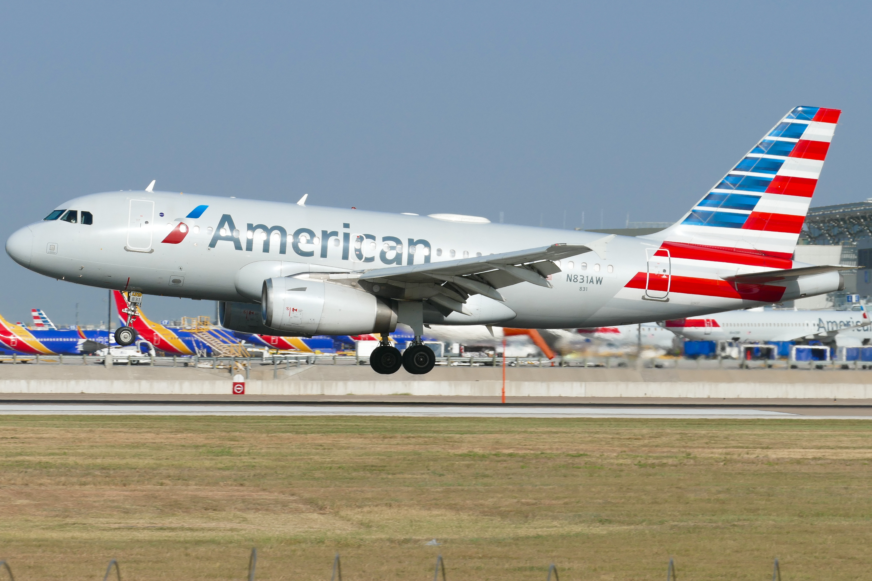 Full size: American Airlines Airbus A319 N831AW at Austin-Bergstrom International Airport
