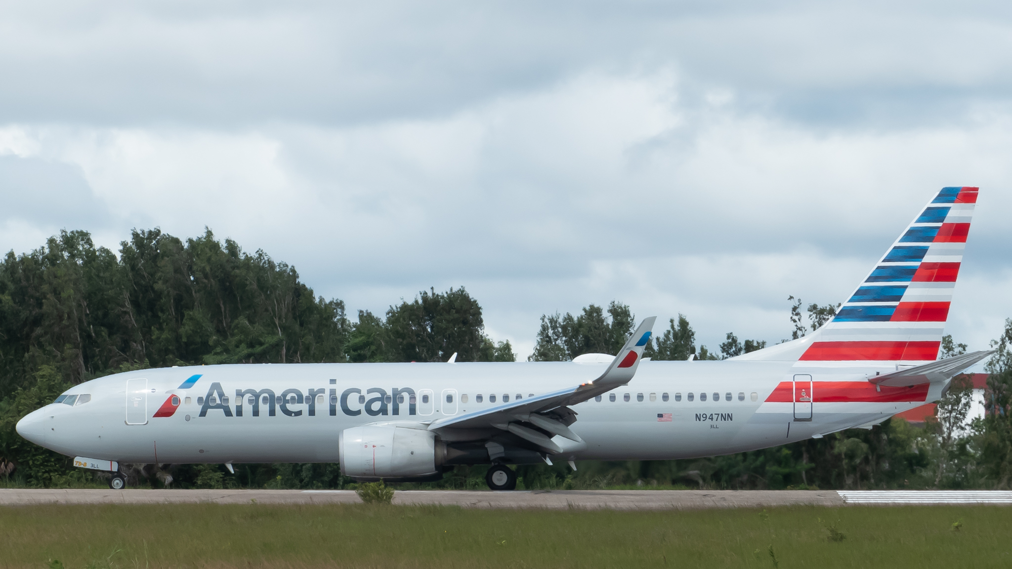 Full size: American Airlines Boeing 737-800 N947NN at Belize City Philip S. W. Goldson International Airport