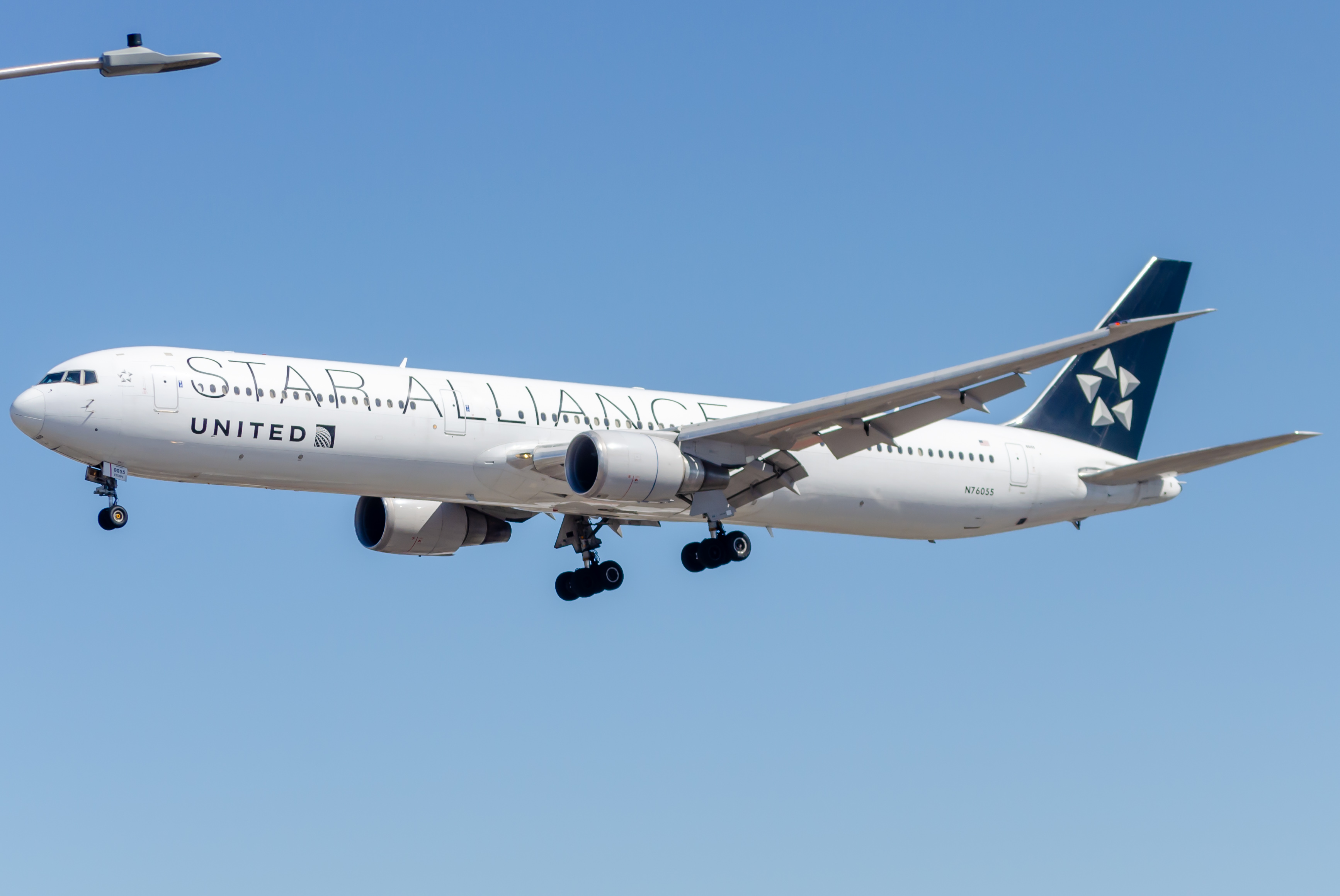 Full size: United Airlines Boeing 767-400ER N76055 at Newark Liberty International Airport
