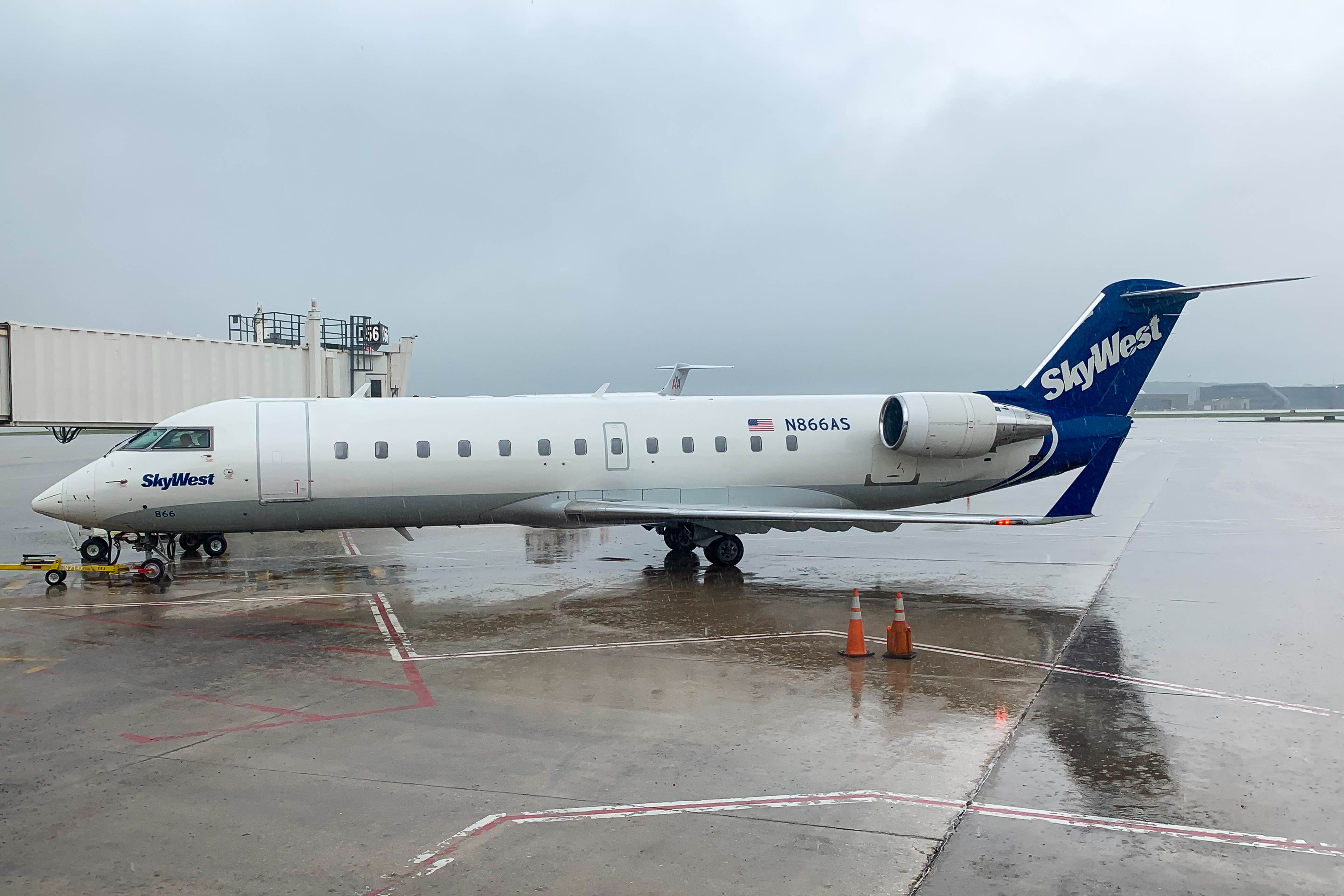 Full size: SkyWest Airlines Mitsubishi CRJ-200 N866AS at General Mitchell International Airport