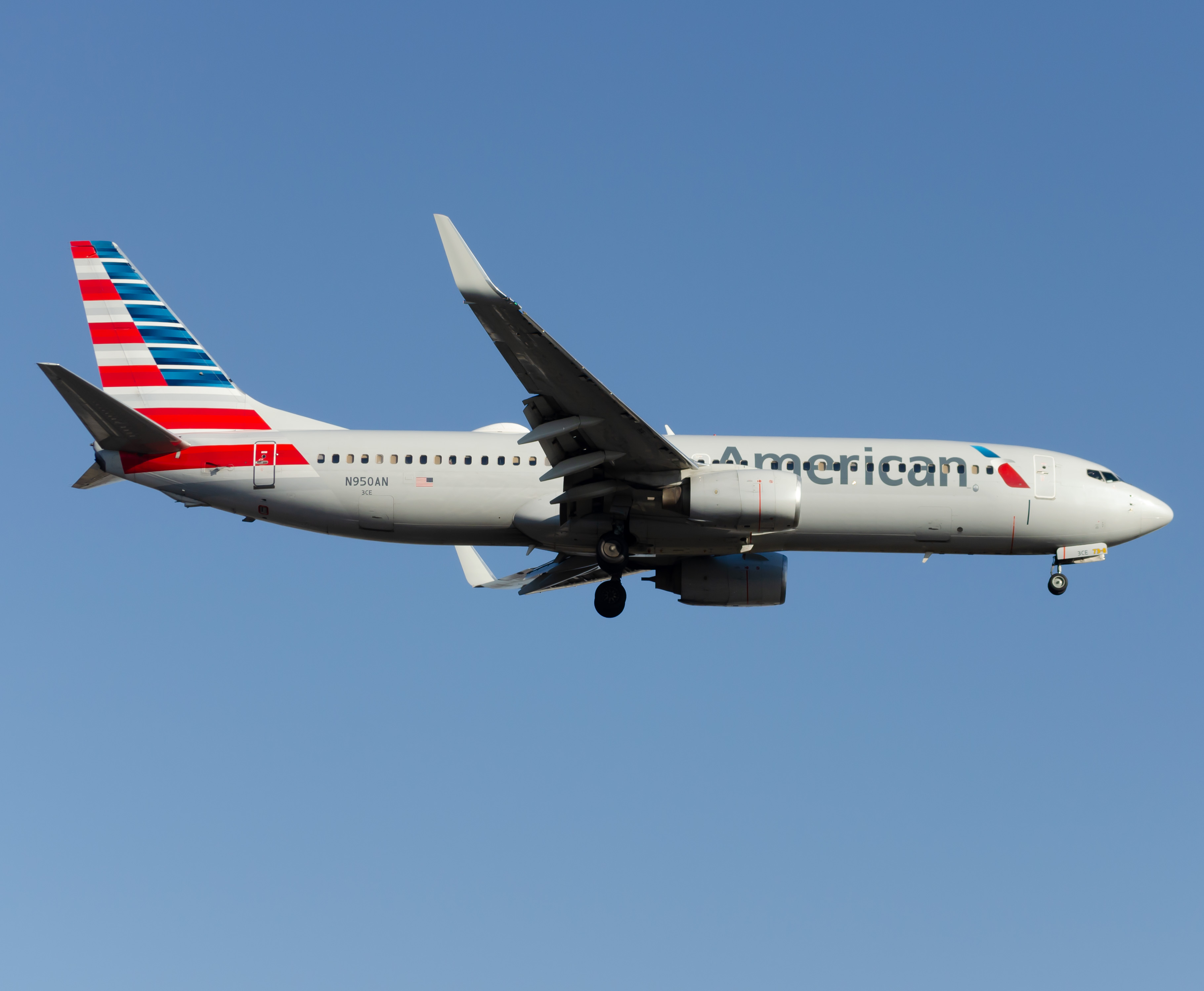 Full size: American Airlines Boeing 737-800 N950AN at Newark Liberty International Airport