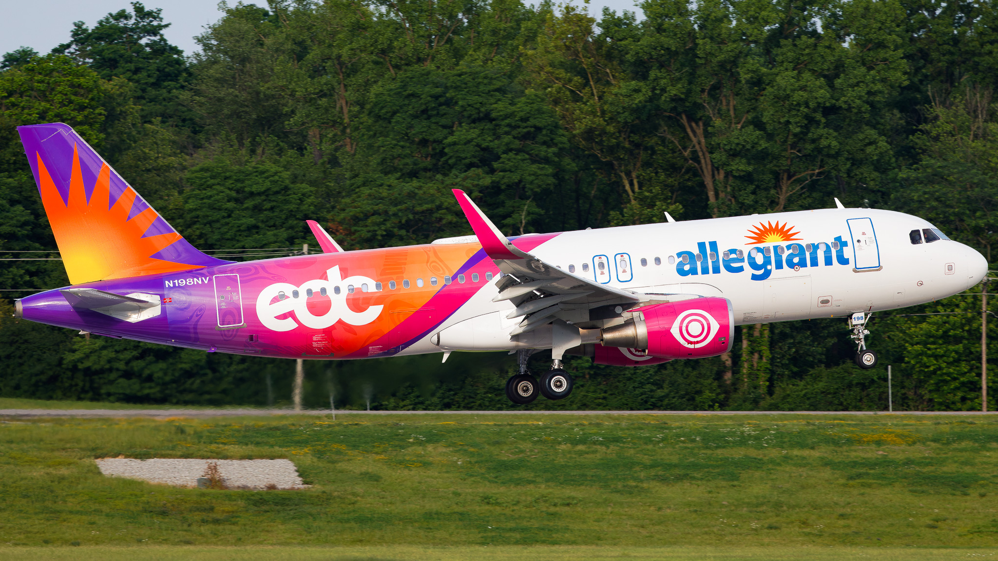 Full size: Allegiant Air Airbus A320 N198NV at Cincinnati/Northern Kentucky International Airport