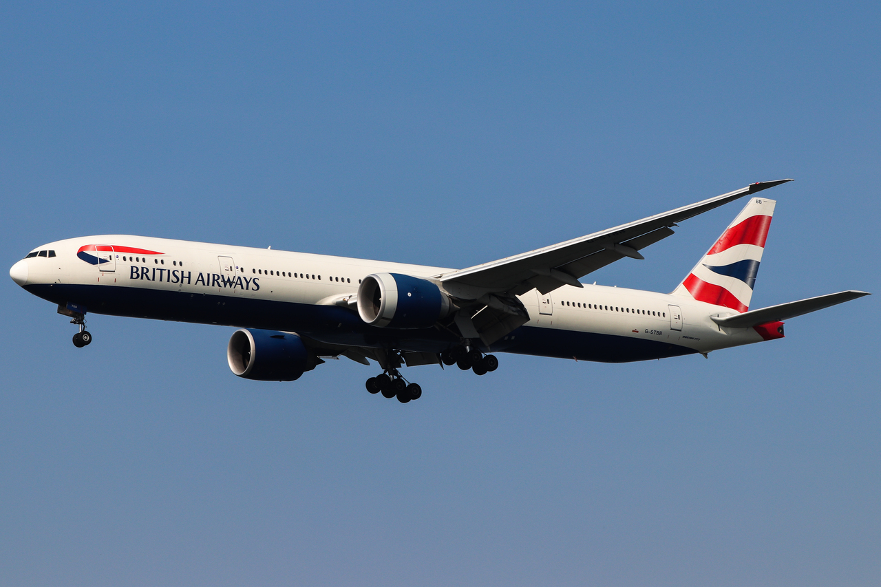 Full size: British Airways Boeing 777-300ER G-STBB at Hong Kong International Airport