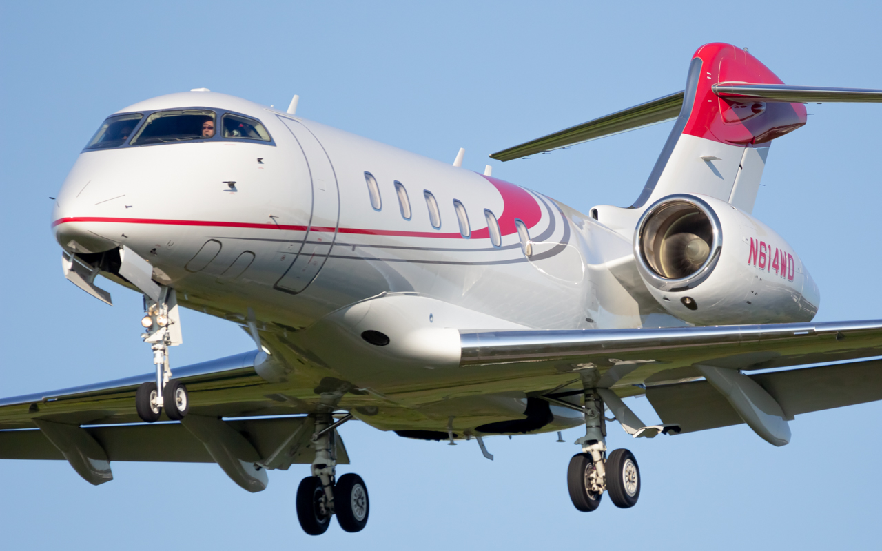 Full size: PRIVATE Bombardier Challenger 300 N614WD at John Glenn Columbus International Airport