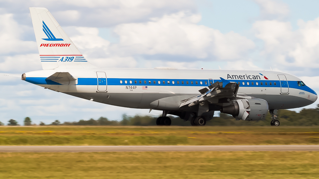 Full size: American Airlines Airbus A319 N744P at Savannah/Hilton Head International Airport