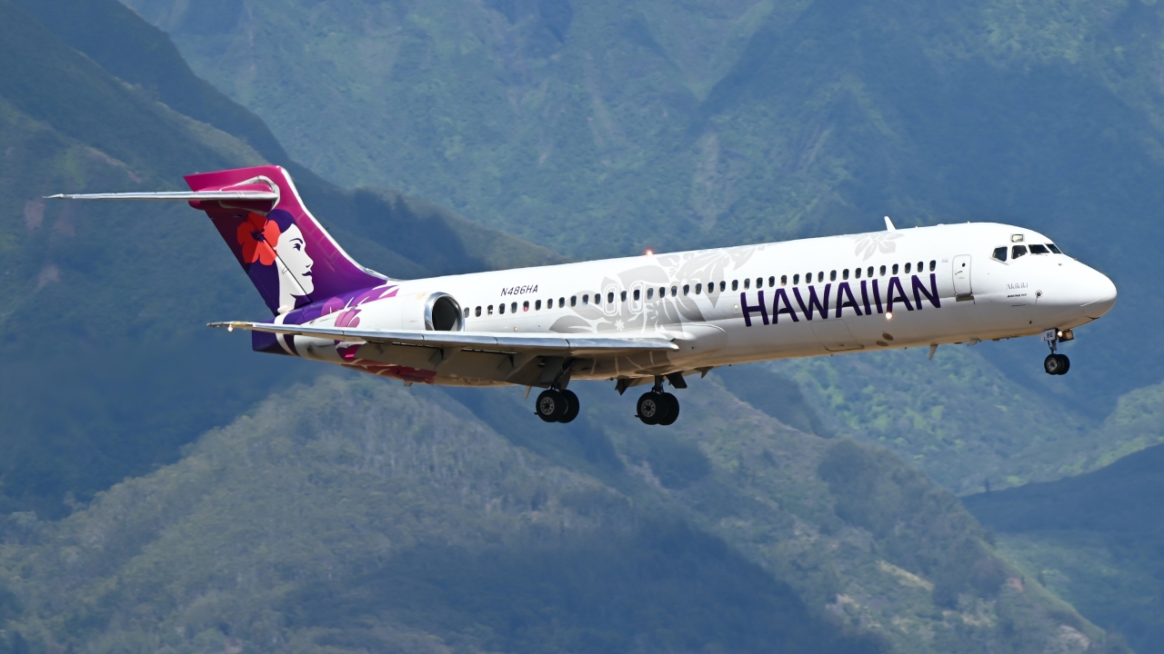 Full size: Hawaiian Airlines Boeing 717-200 N486HA at Kahului Airport