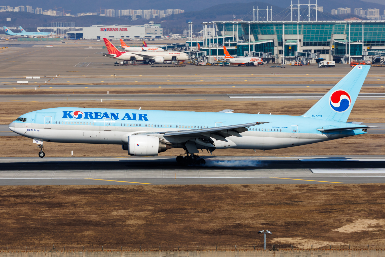 Full size: Korean Air Boeing 777-200ER HL7765 at Seoul-Incheon International Airport