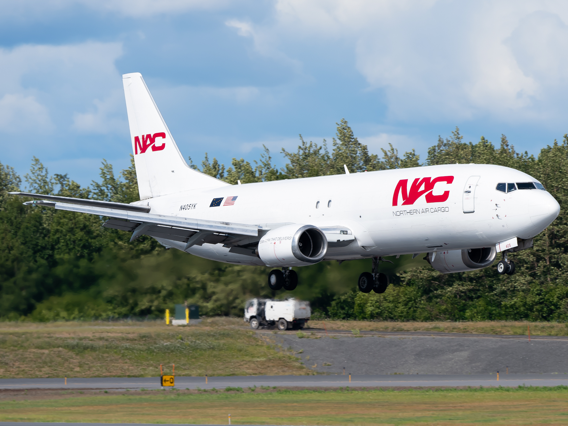 Full size: Northern Air Cargo Boeing 737-400 N405YK at Anchorage Ted Stevens International Airport