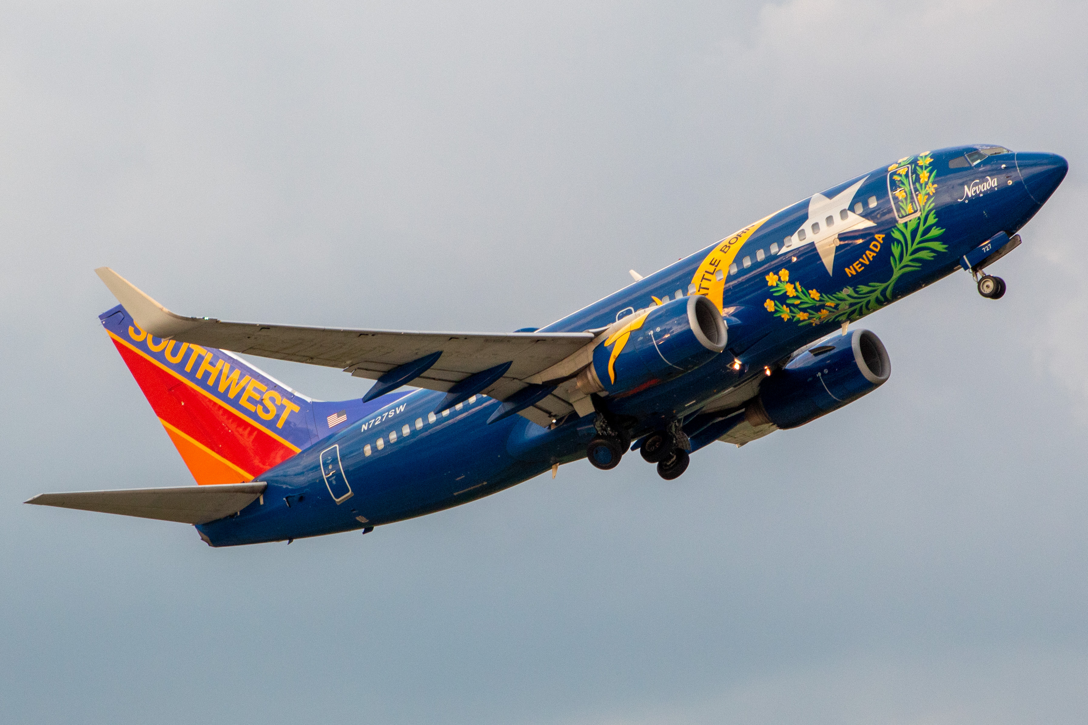 Full size: Southwest Airlines Boeing 737-700 N727SW at Orlando International Airport