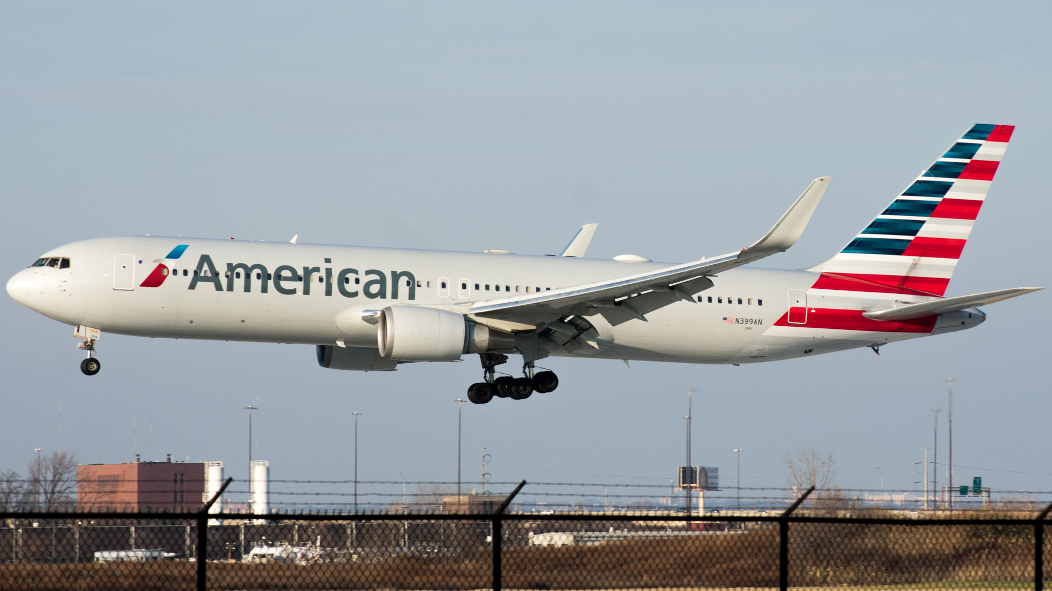 Full size: American Airlines Boeing 767-300 N399AN at Philadelphia International Airport