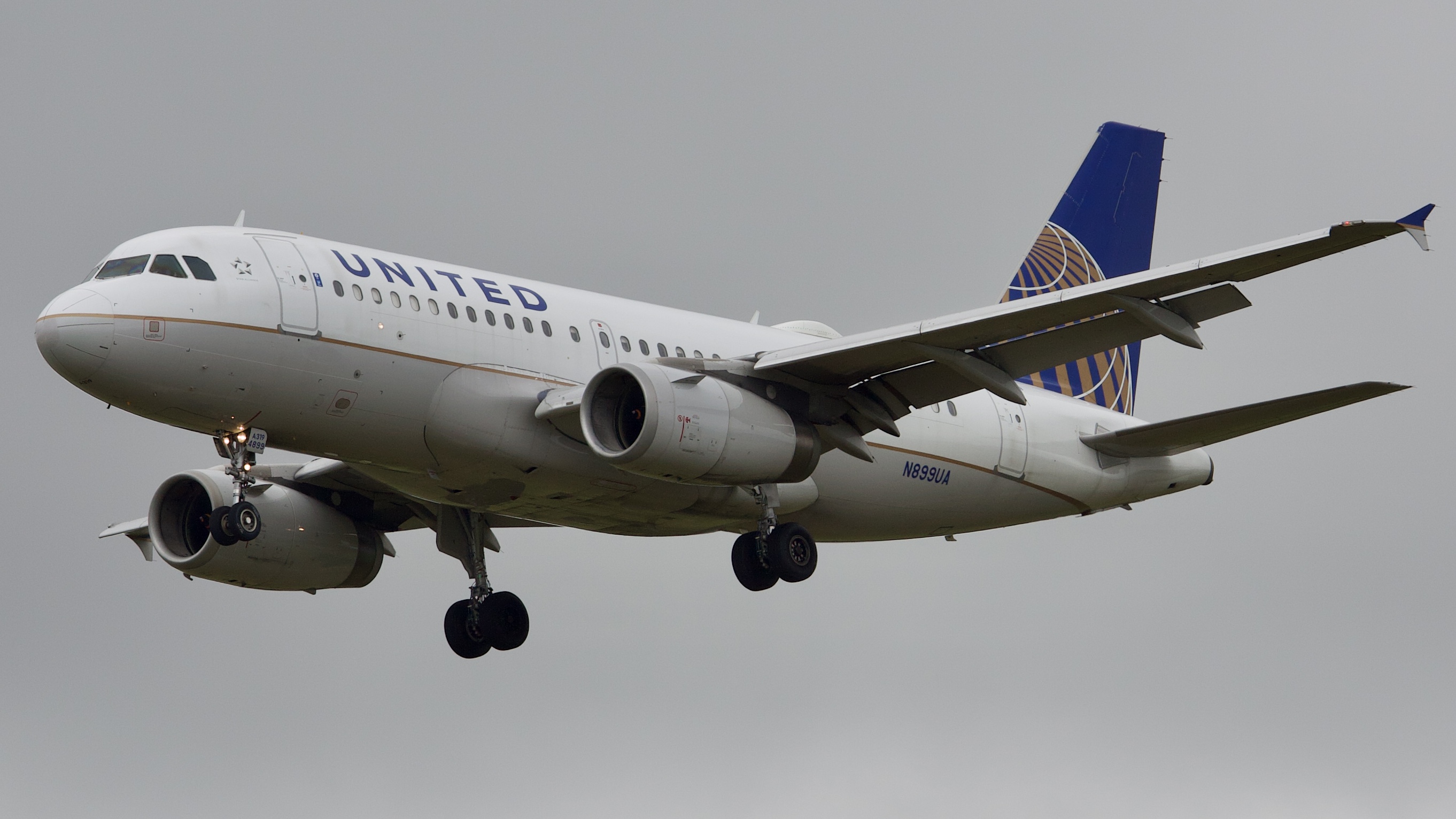 Full size: United Airlines Airbus A319 N899UA at Houston-George Bush Intercontinental Airport