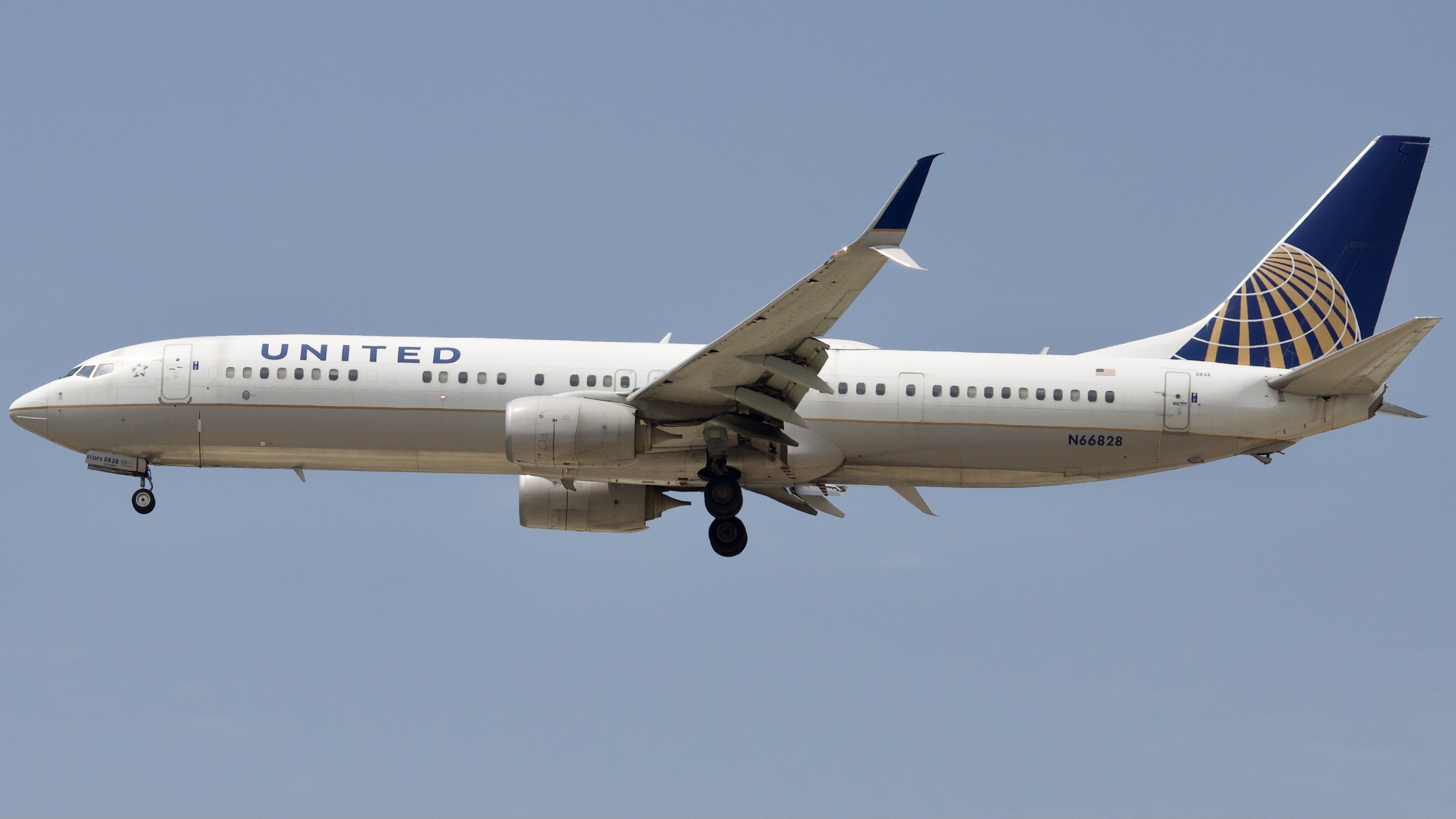 Full size: United Airlines Boeing 737-900ER N66828 at Houston-George Bush Intercontinental Airport