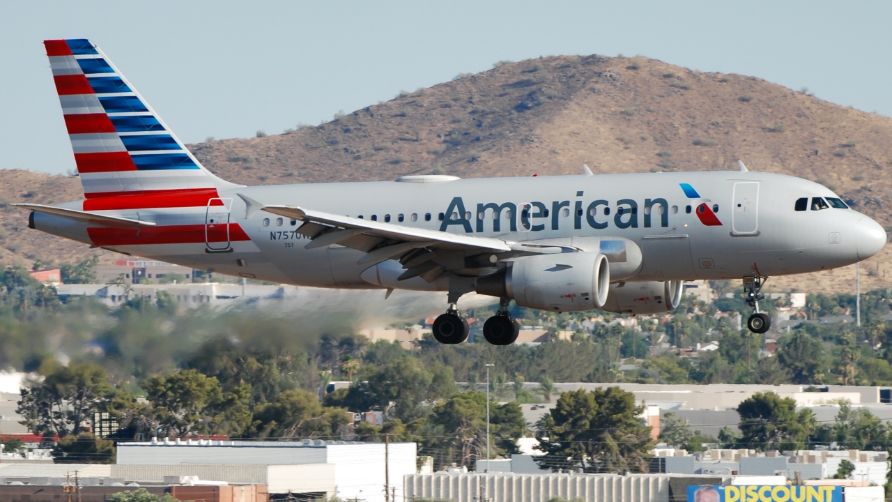 Full size: American Airlines Airbus A319 N757UW at Phoenix Sky Harbor International Airport