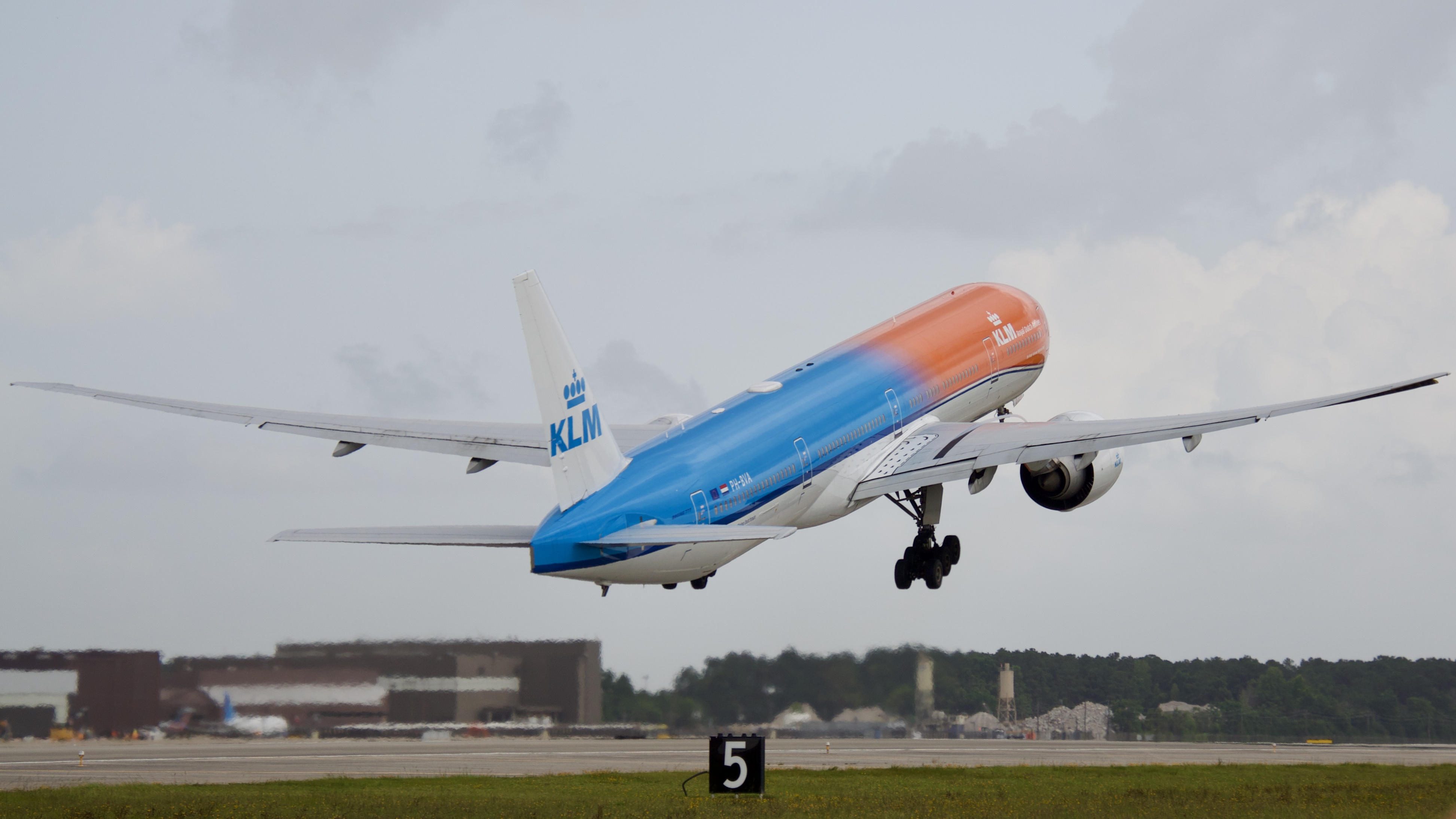 Full size: KLM Boeing 777-300ER PH-BVA at Houston-George Bush Intercontinental Airport