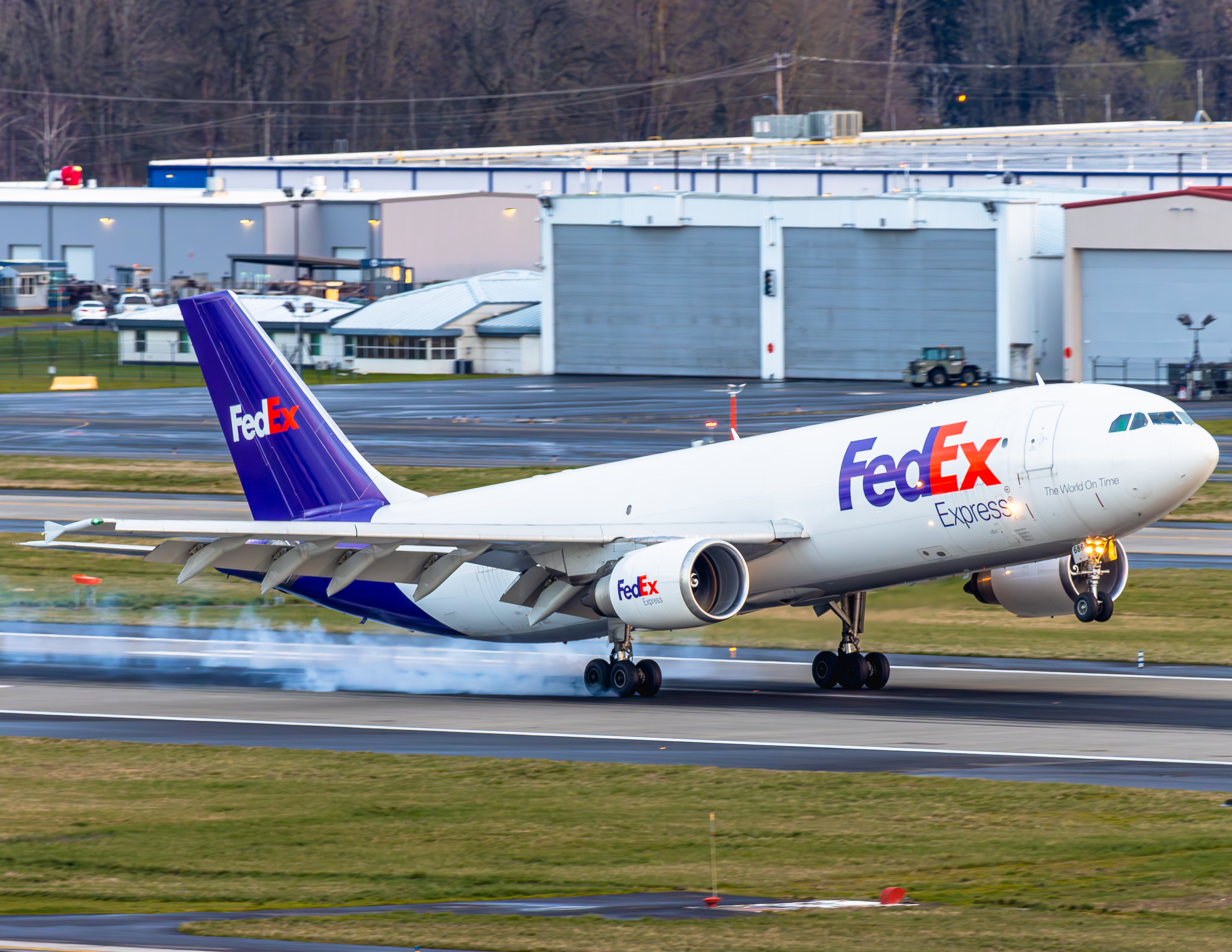 Full size: FedEx Airbus A300-600 N686FE at Portland International Airport