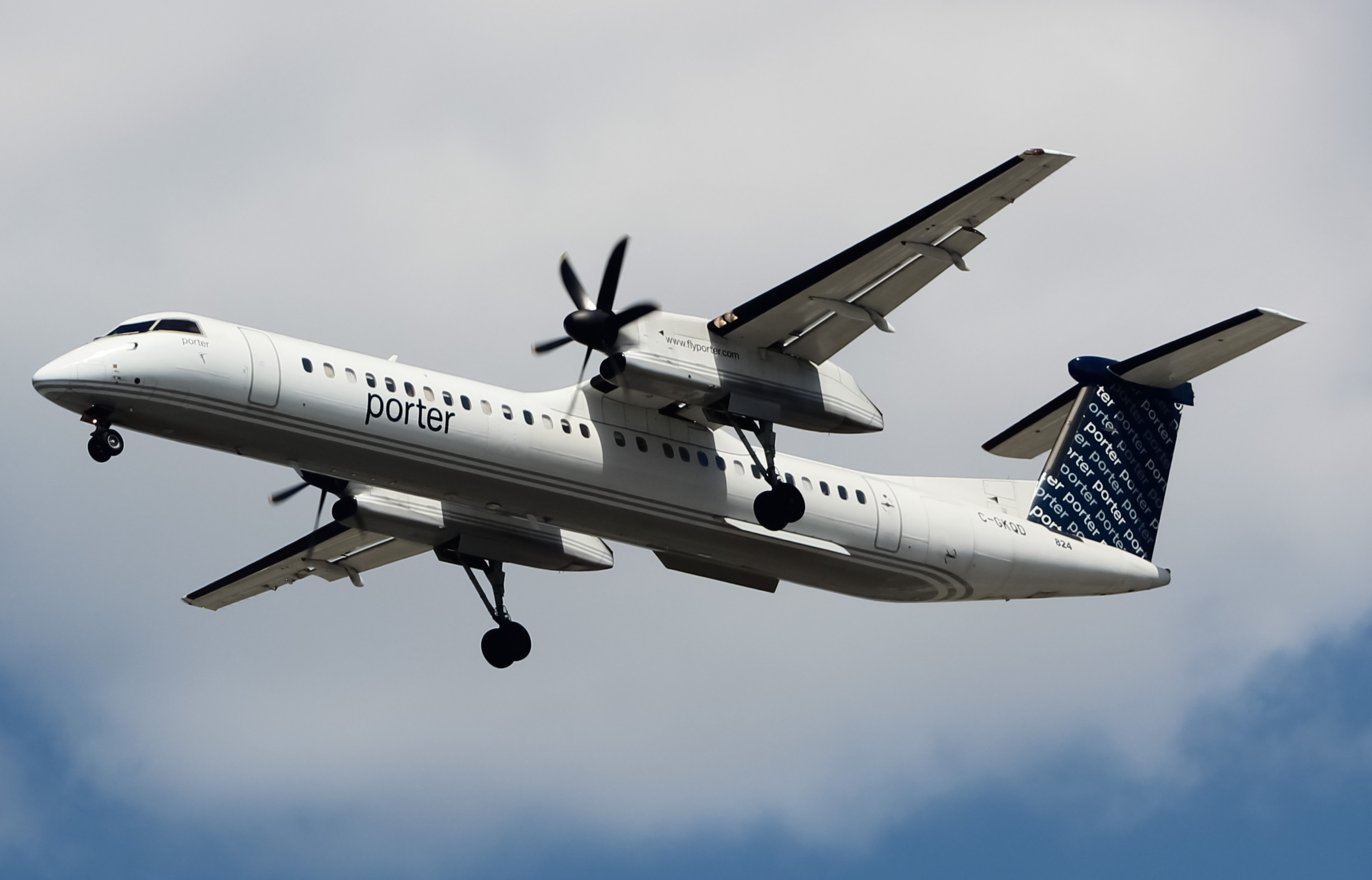 Full size: Porter Airlines Dash 8 Q400 C-GKQD at Newark Liberty International Airport