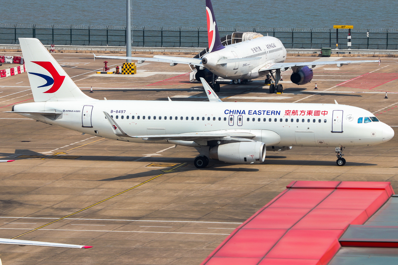 Full size: China Eastern Airlines Airbus A320 B-8497 at Macau International Airport