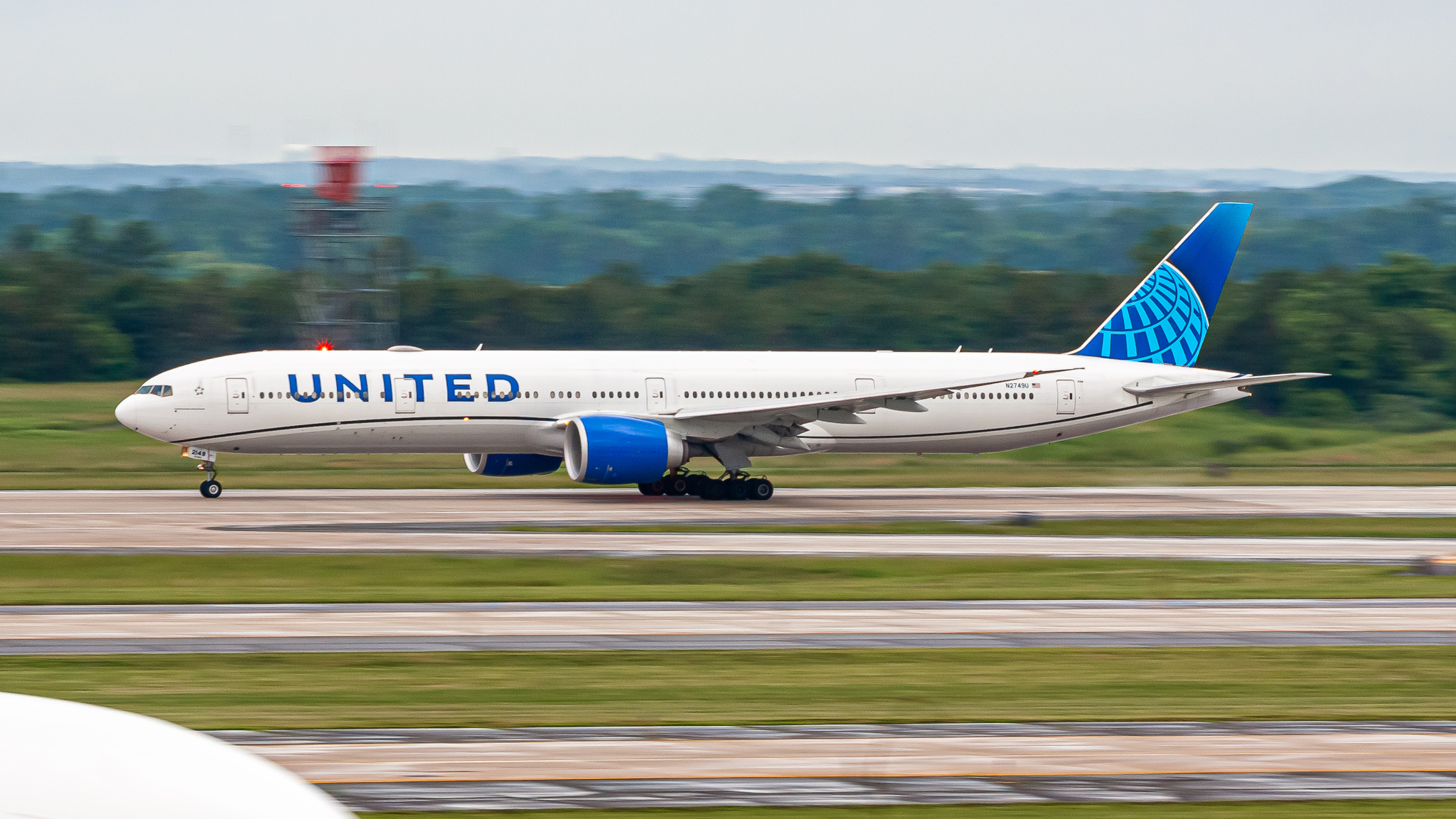 Full size: United Airlines Boeing 777-300ER N2749U at Washington Dulles International Airport