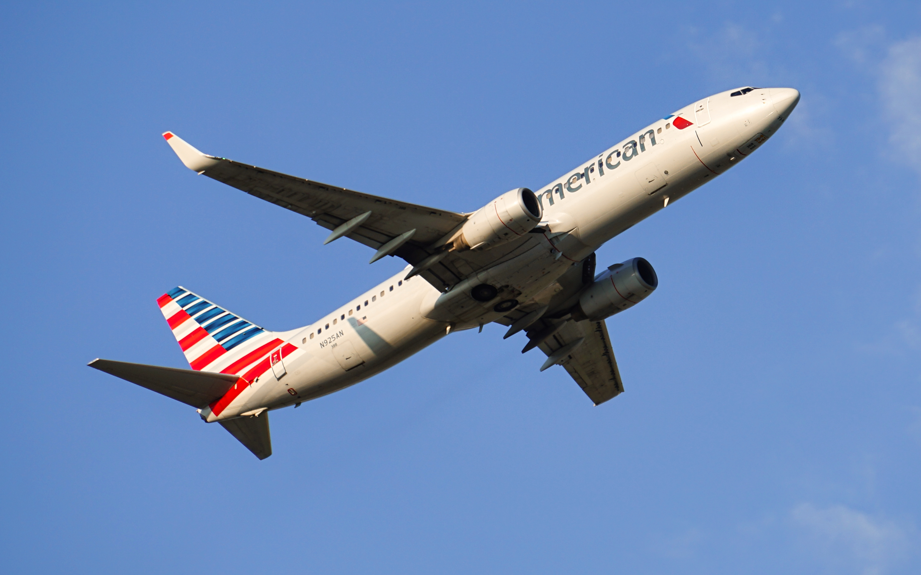 Full size: American Airlines Boeing 737-800 N925AN at Dallas-Fort Worth International Airport