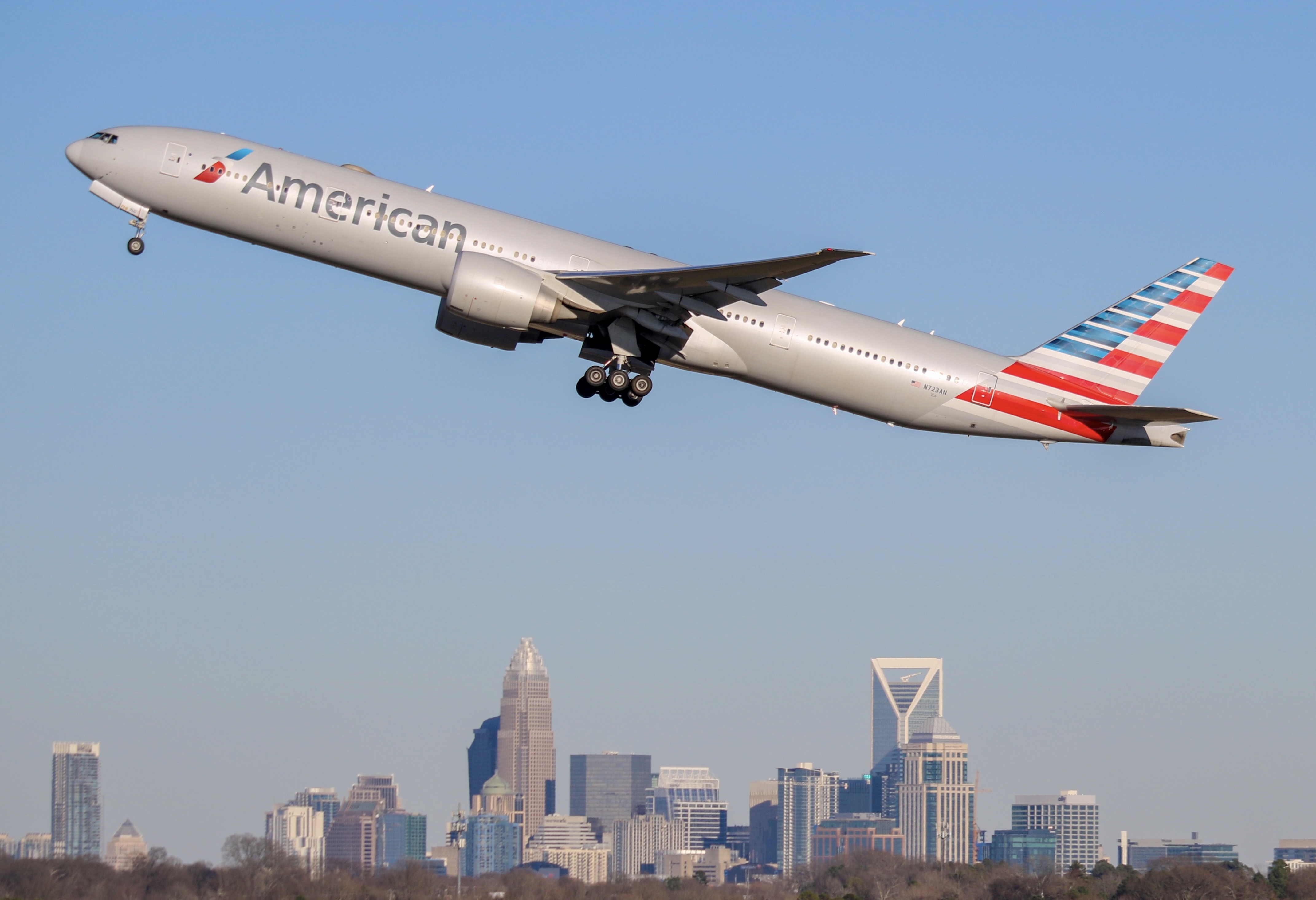 Full size: American Airlines Boeing 777-300ER N723AN at Charlotte/Douglas International Airport
