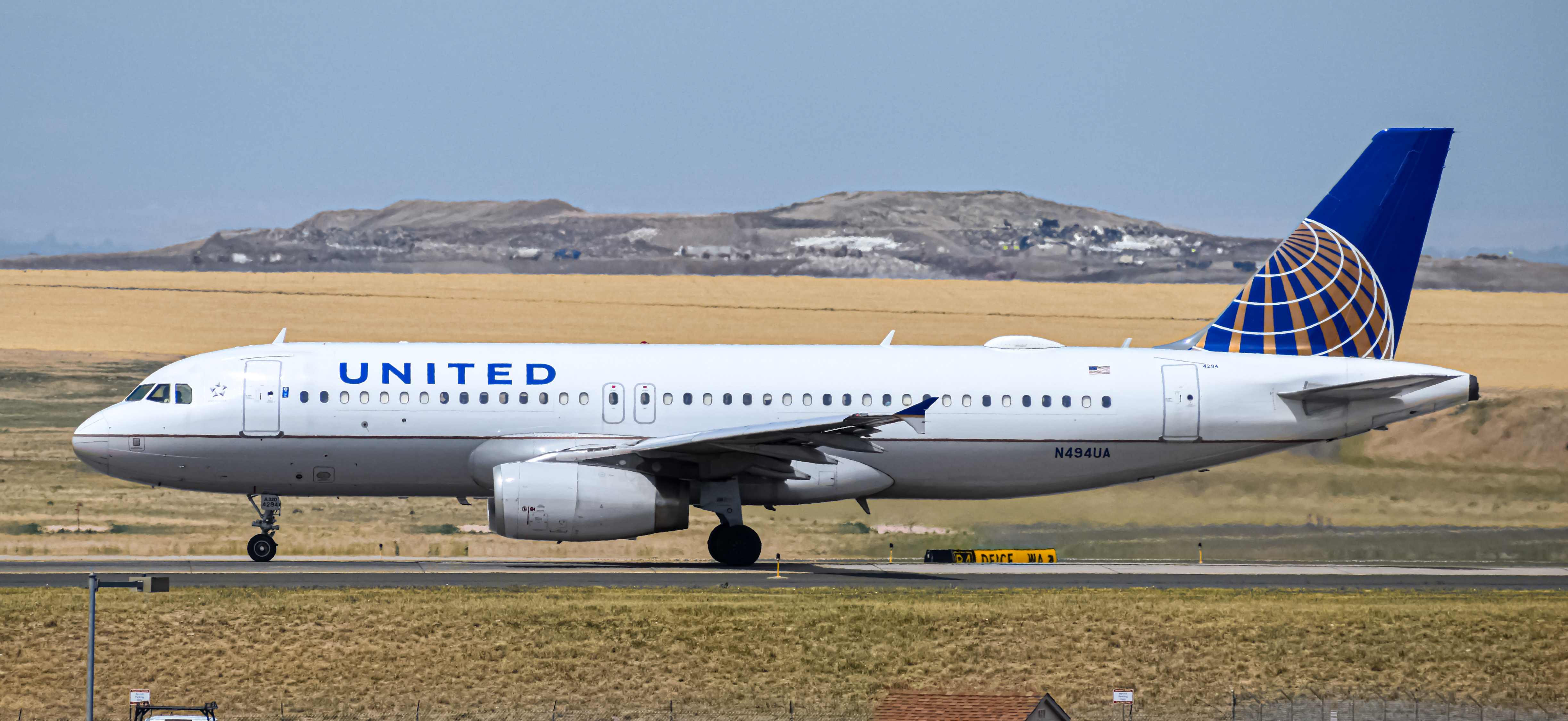 Full size: United Airlines Airbus A320 N494US at Denver International Airport