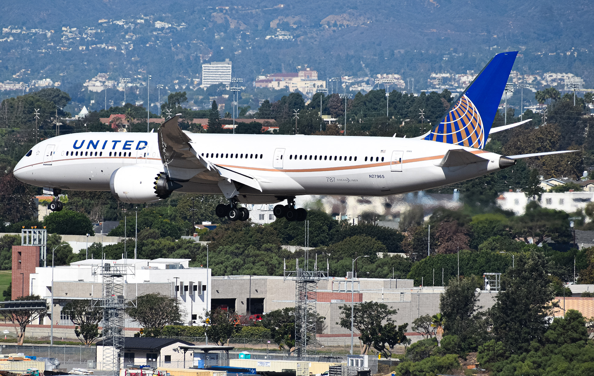 Full size: United Airlines Boeing 787-9 N27965 at Los Angeles International Airport