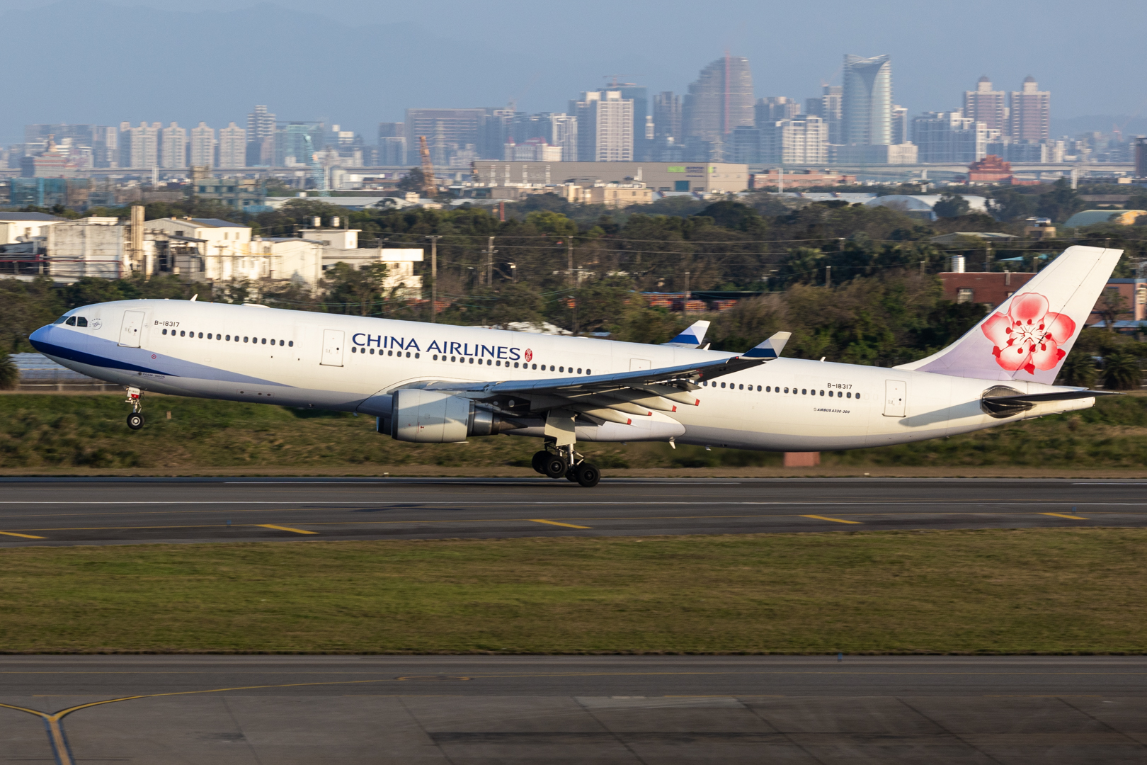 Full size: China Airlines Airbus A330-300 B-18317 at Taiwan Taoyuan International Airport