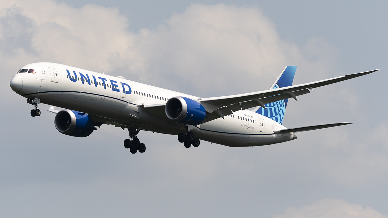 Full size: United Airlines Boeing 787-10 N13013 at Washington Dulles International Airport