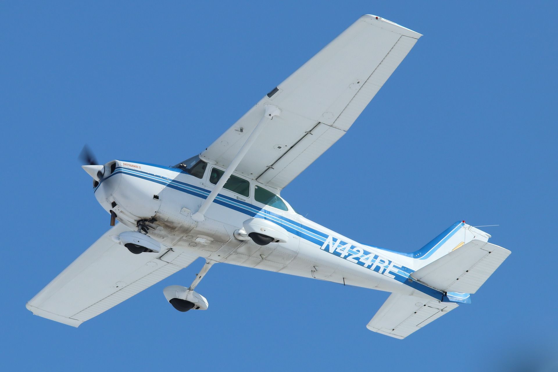 Full size: PRIVATE Cessna 172 N424RE at York Airport