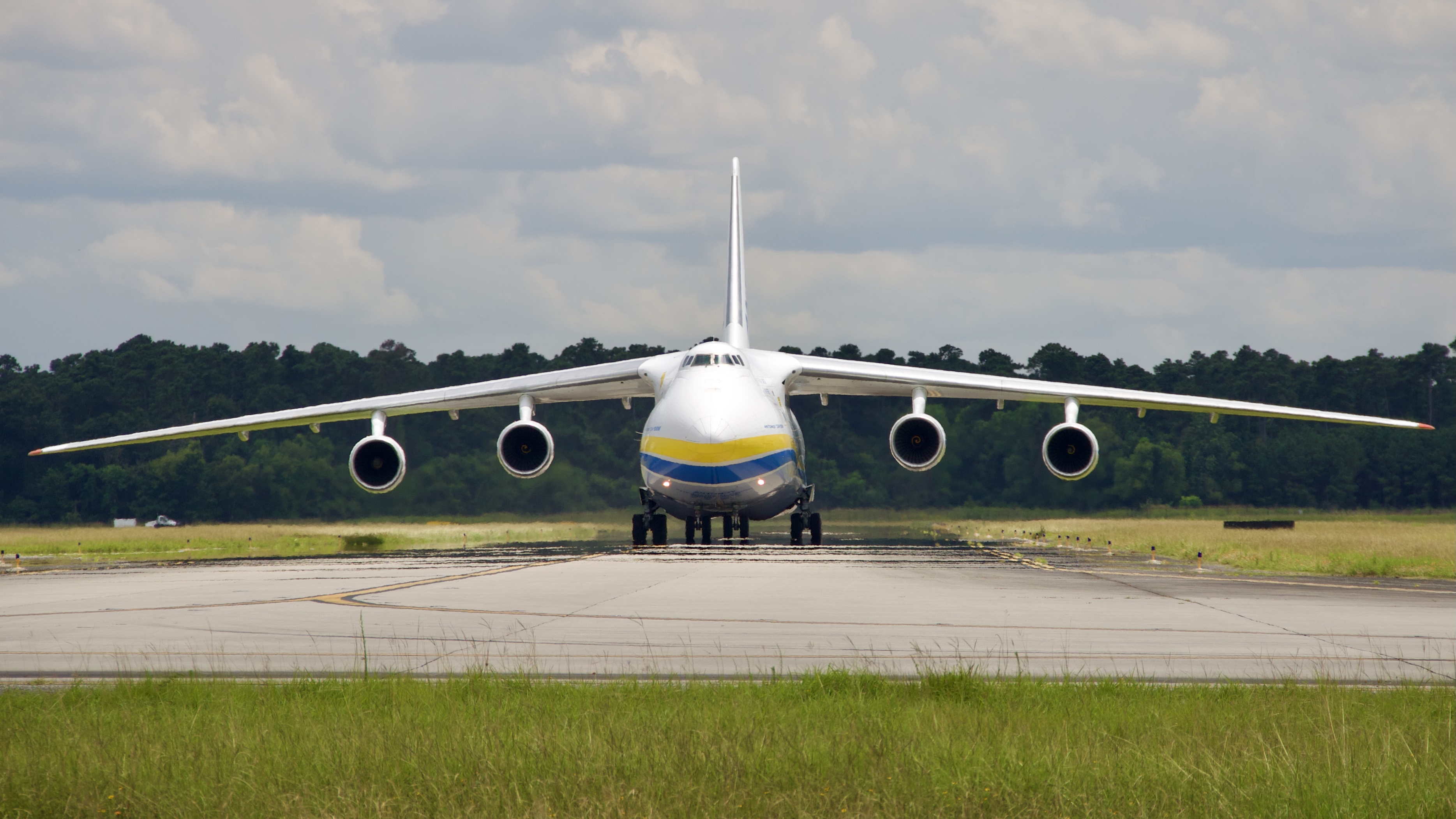 Full size: Antonov Design Bureau Antonov AN-124  UR-82008 at Houston-George Bush Intercontinental Airport