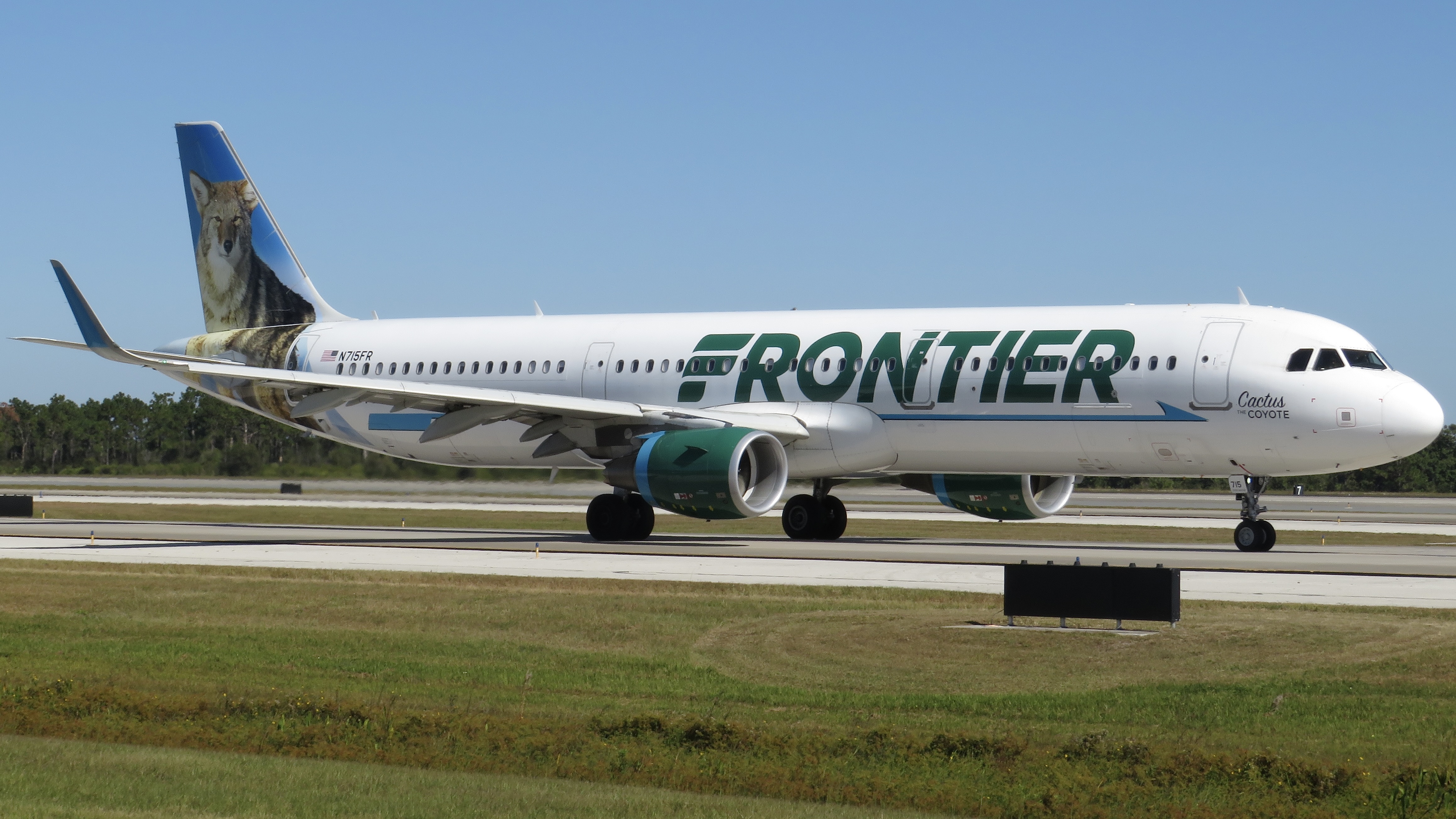 Full size: Frontier Airlines Airbus A321-200 N715FR at Orlando International Airport