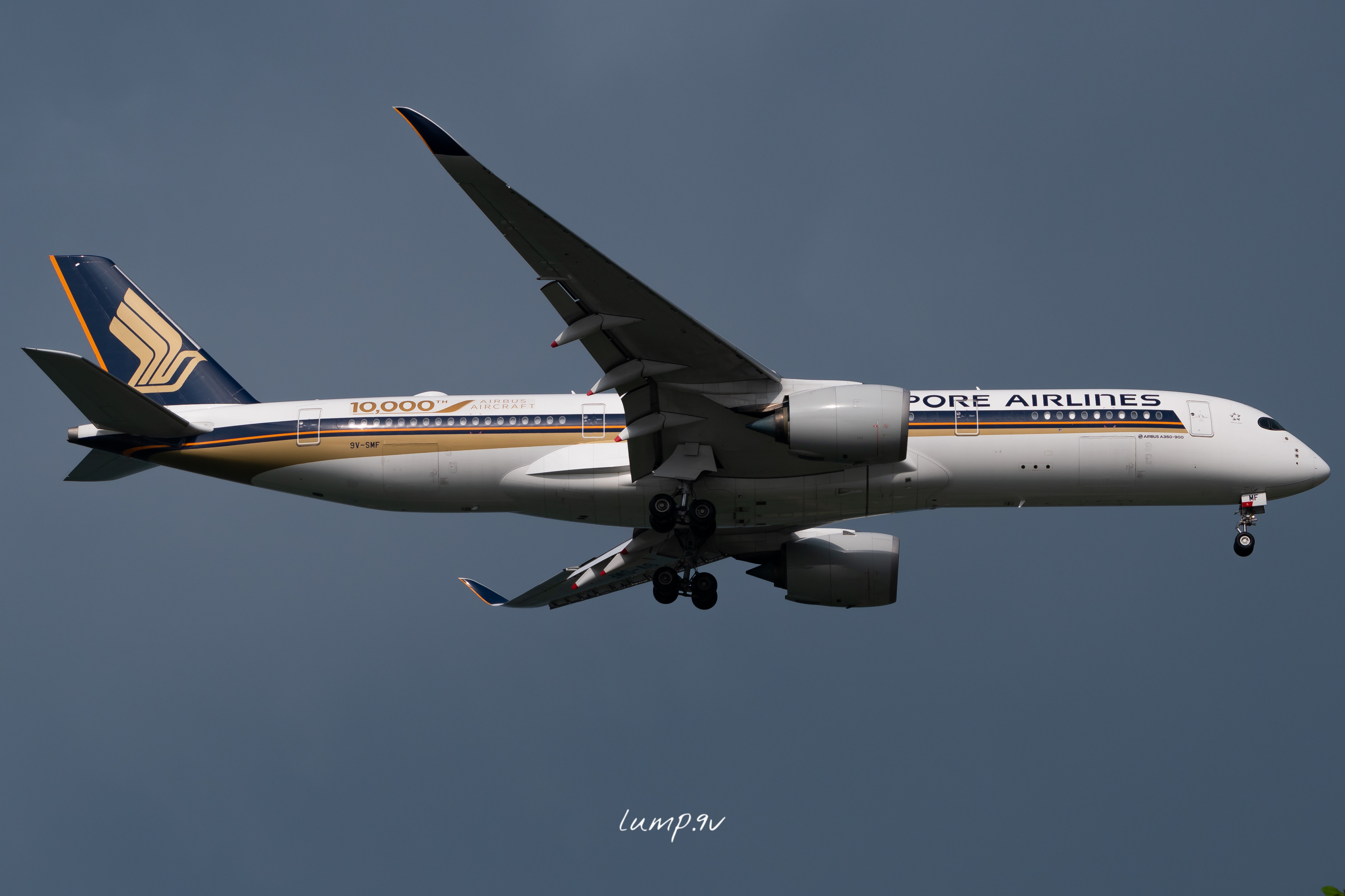Full size: Singapore Airlines Airbus A350-900 9V-SMF at Singapore-Changi Airport