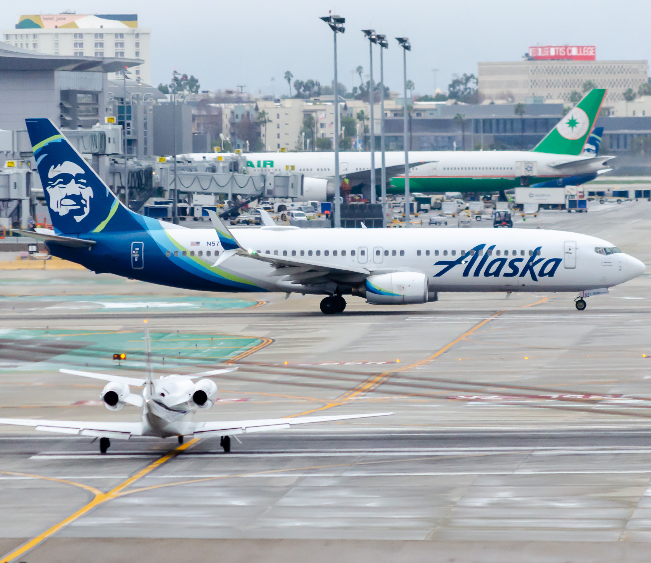 Full size: Alaska Airlines Boeing 737-800 N577AS  at Los Angeles International Airport