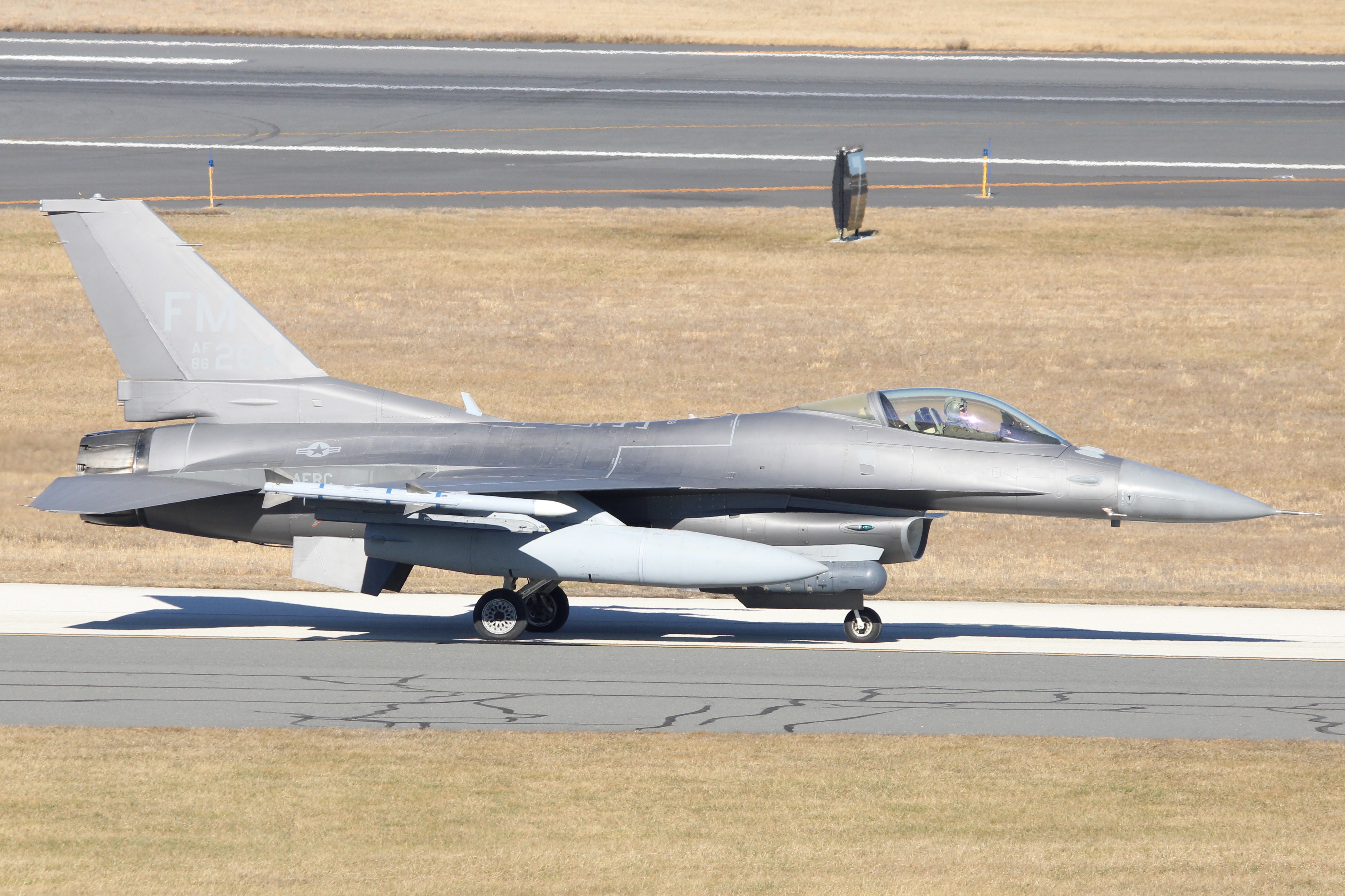 Full size: USAF - United States Air Force General Dynamics F-16 Fighting Falcon 86-0264 at Atlantic City International Airport
