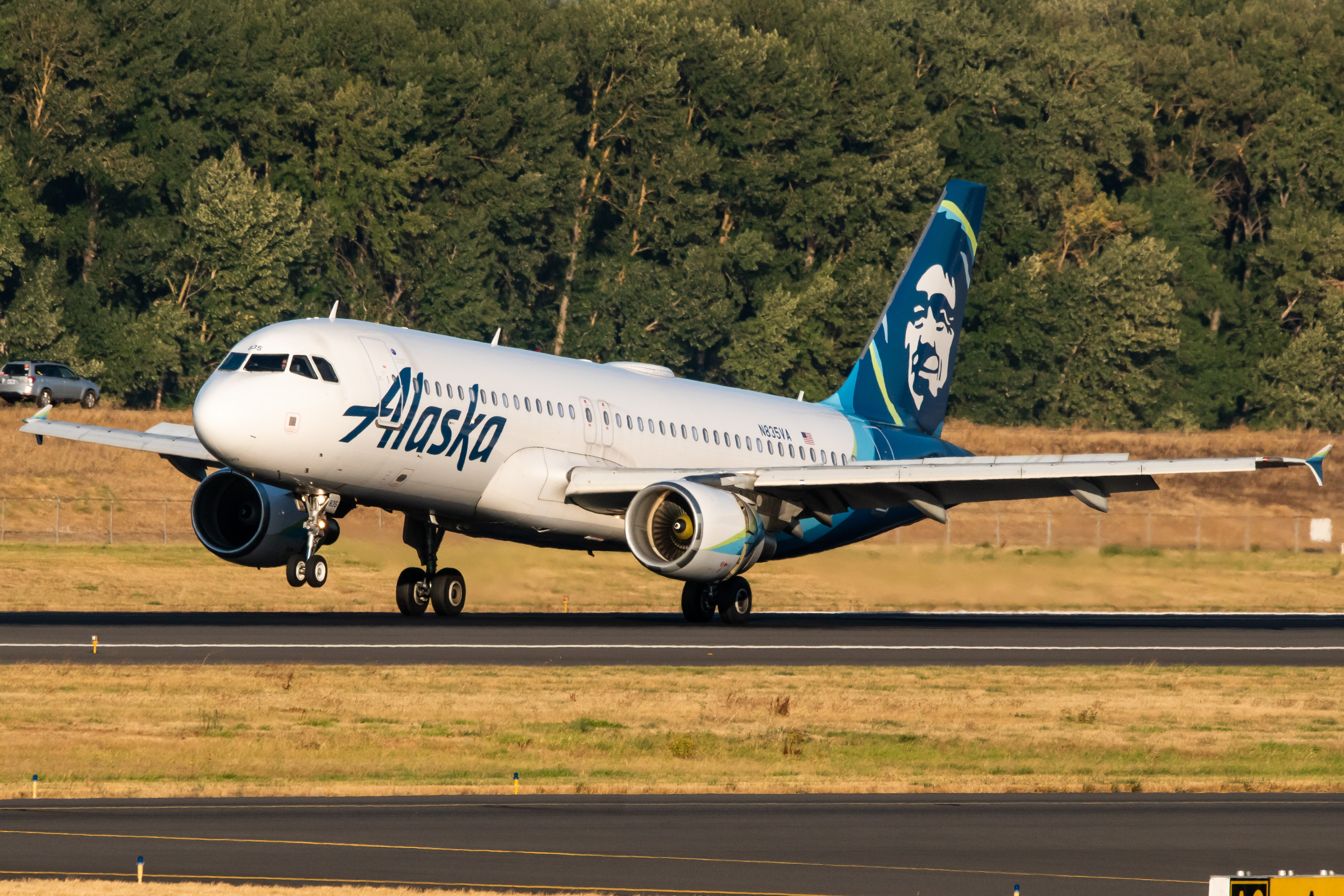 Full size: Alaska Airlines Airbus A320 N835VA at Portland International Airport