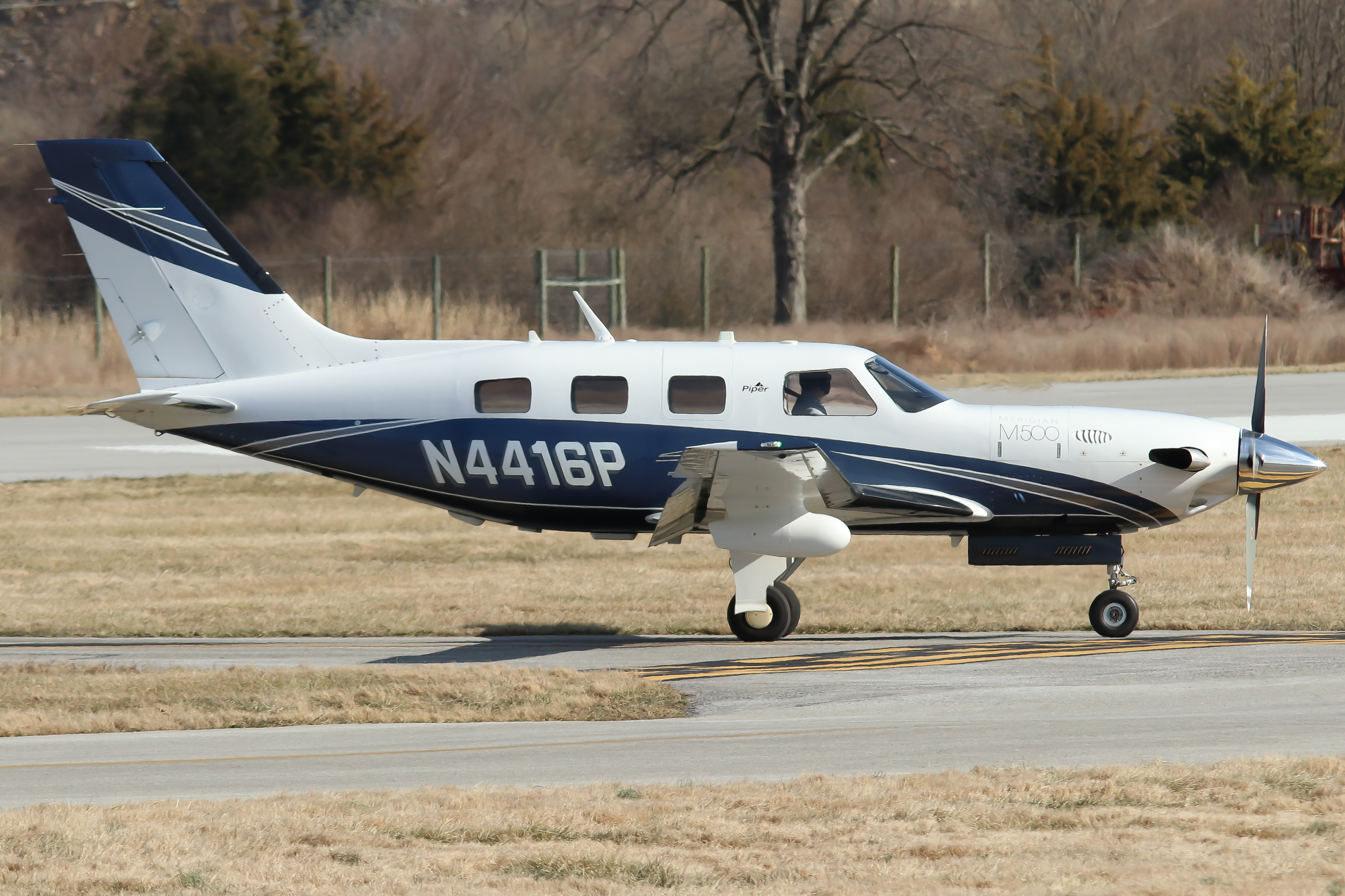 Full size: PRIVATE Piper M500 N4416P at York Airport