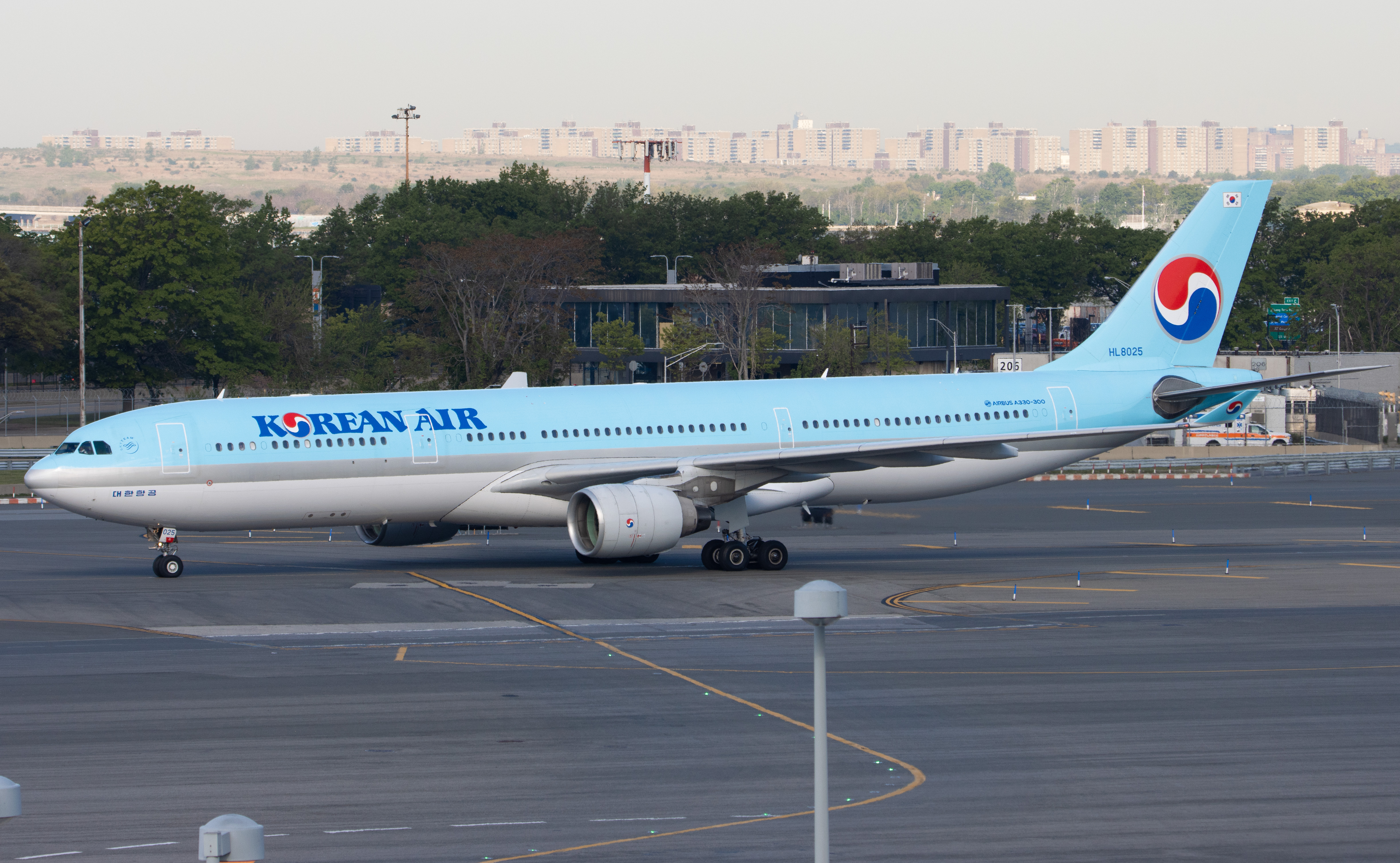 Full size: Korean Air Airbus A330-300 HL8025 at John F. Kennedy International Airport