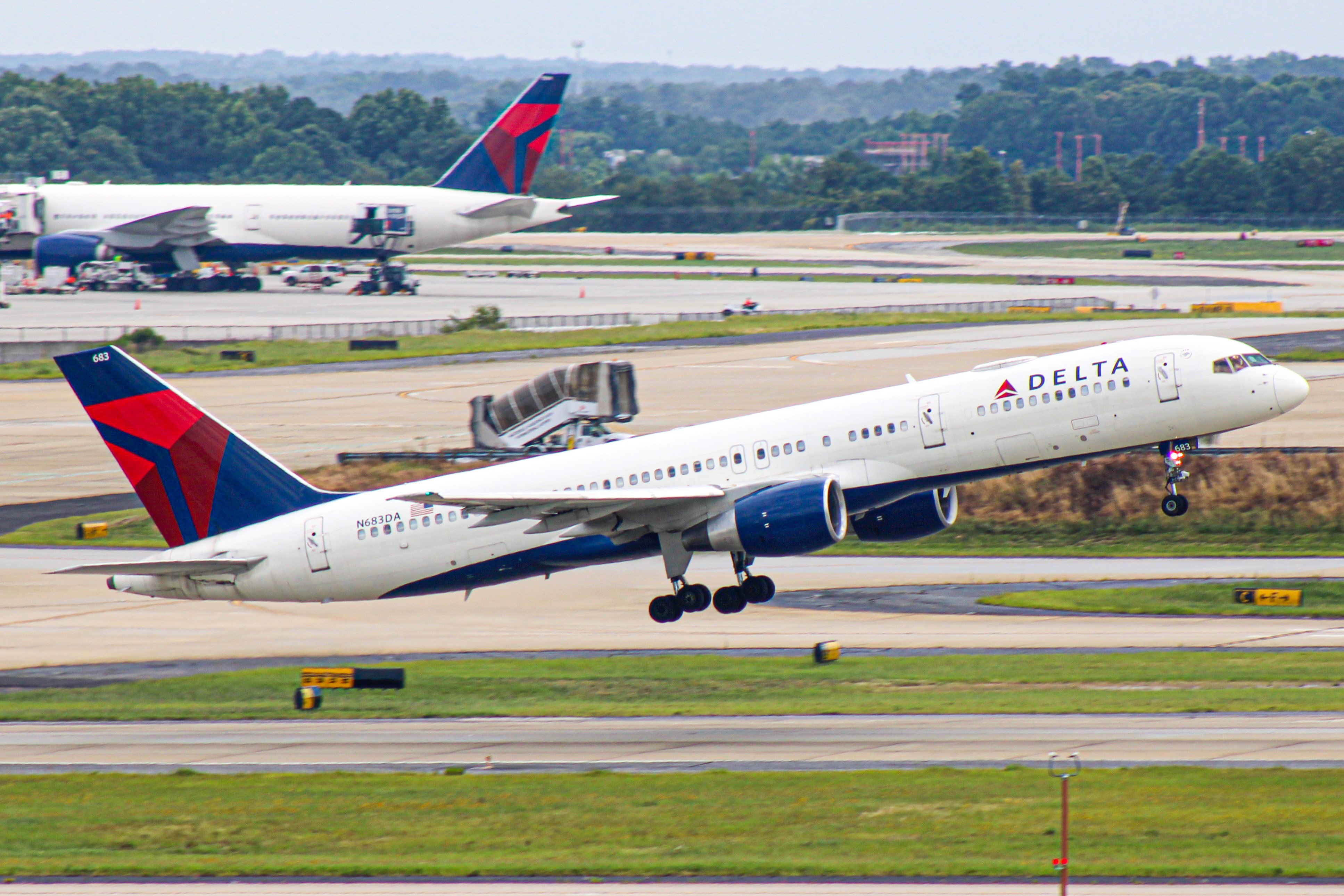 Full size: Delta Airlines Boeing 757-200 N683DA at Hartsfield-Jackson Atlanta International Airport