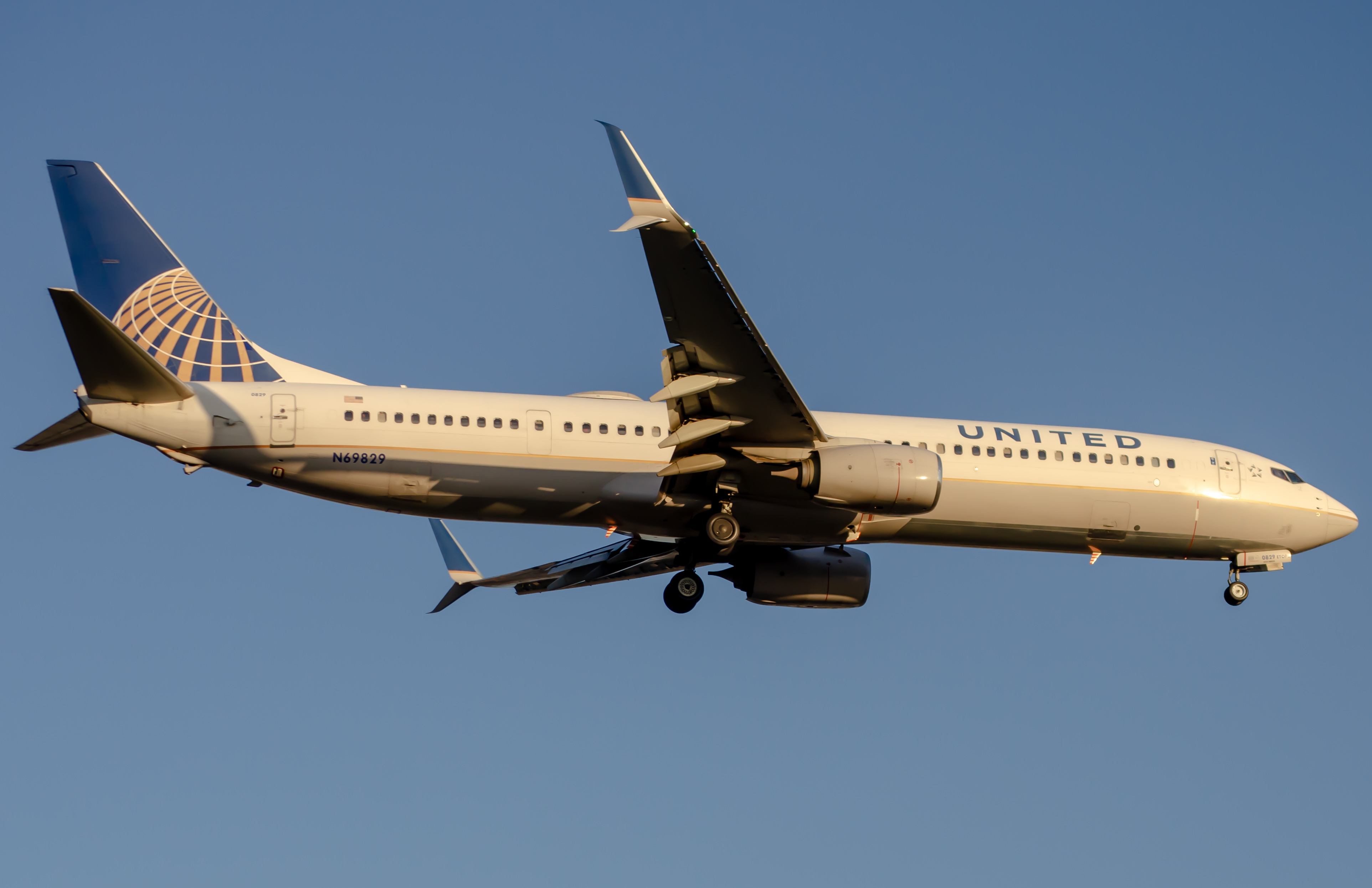 Full size: United Airlines Boeing 737-900ER N69829 at Newark Liberty International Airport