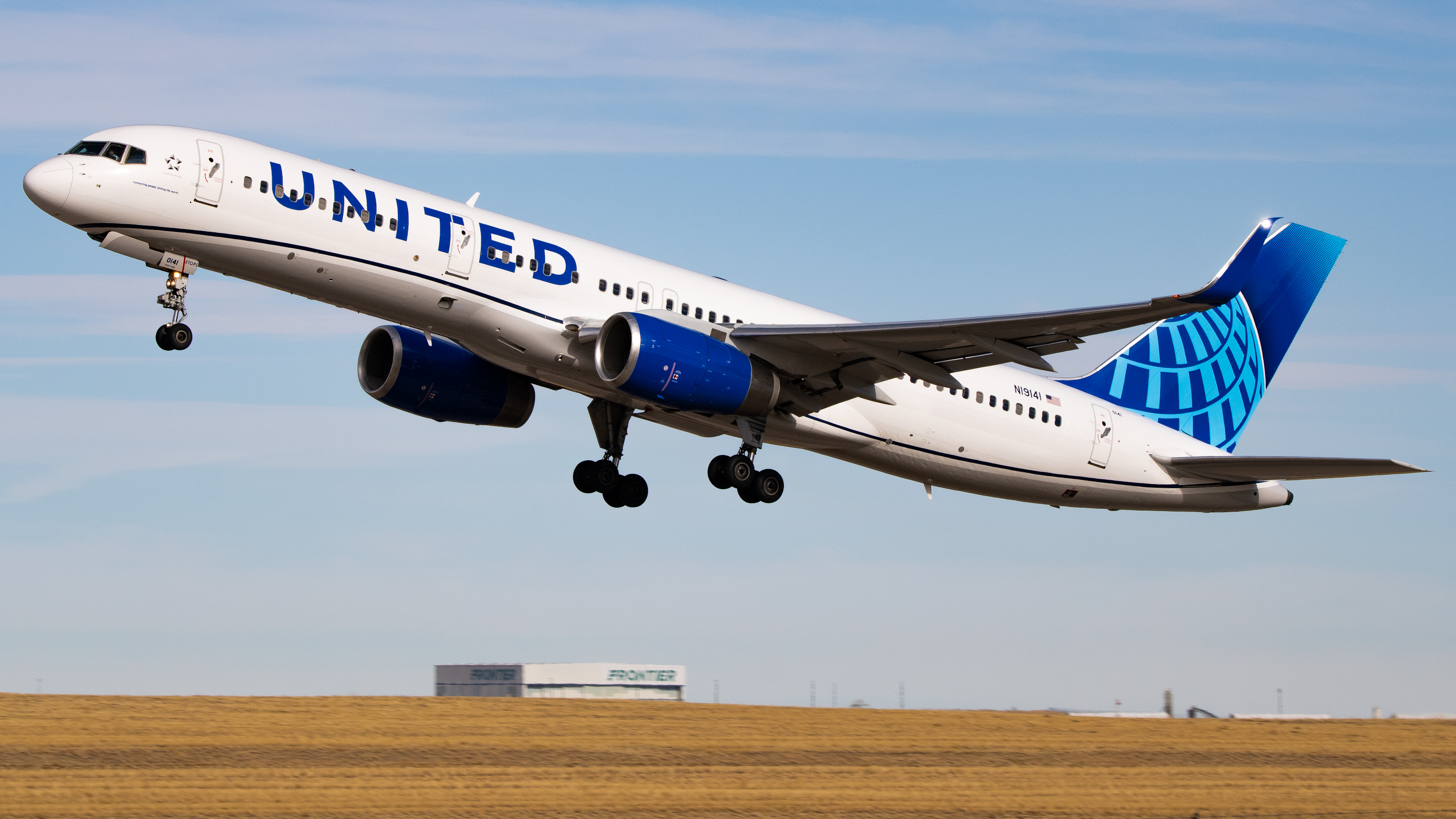 Full size: United Airlines Boeing 757-200 N19141 at Denver International Airport