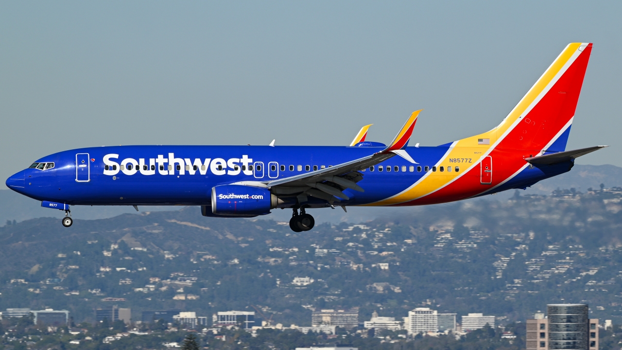 Full size: Southwest Airlines Boeing 737-800 N85772 at Los Angeles International Airport
