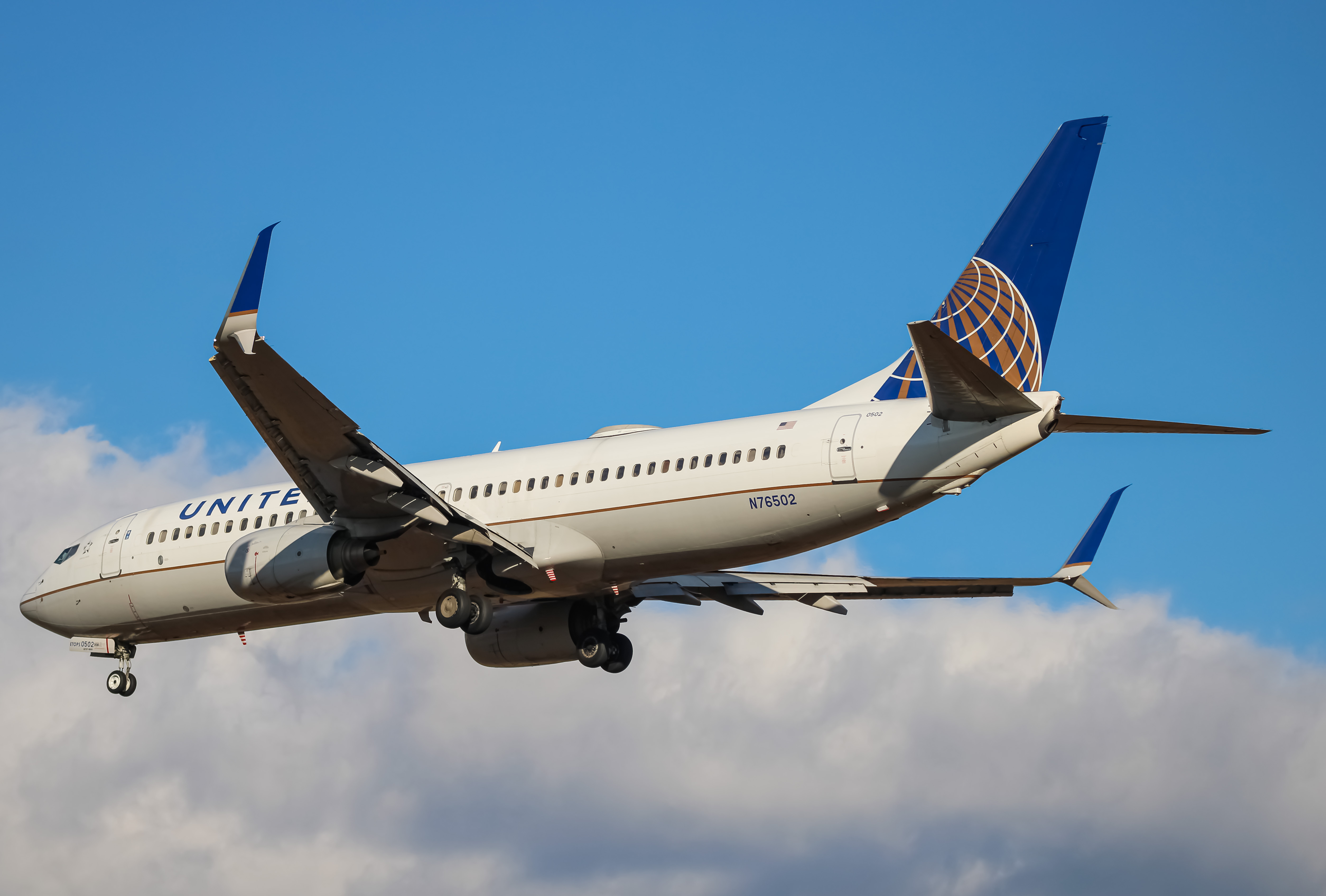 Full size: United Airlines Boeing 737-800 N76502 at Washington Dulles International Airport