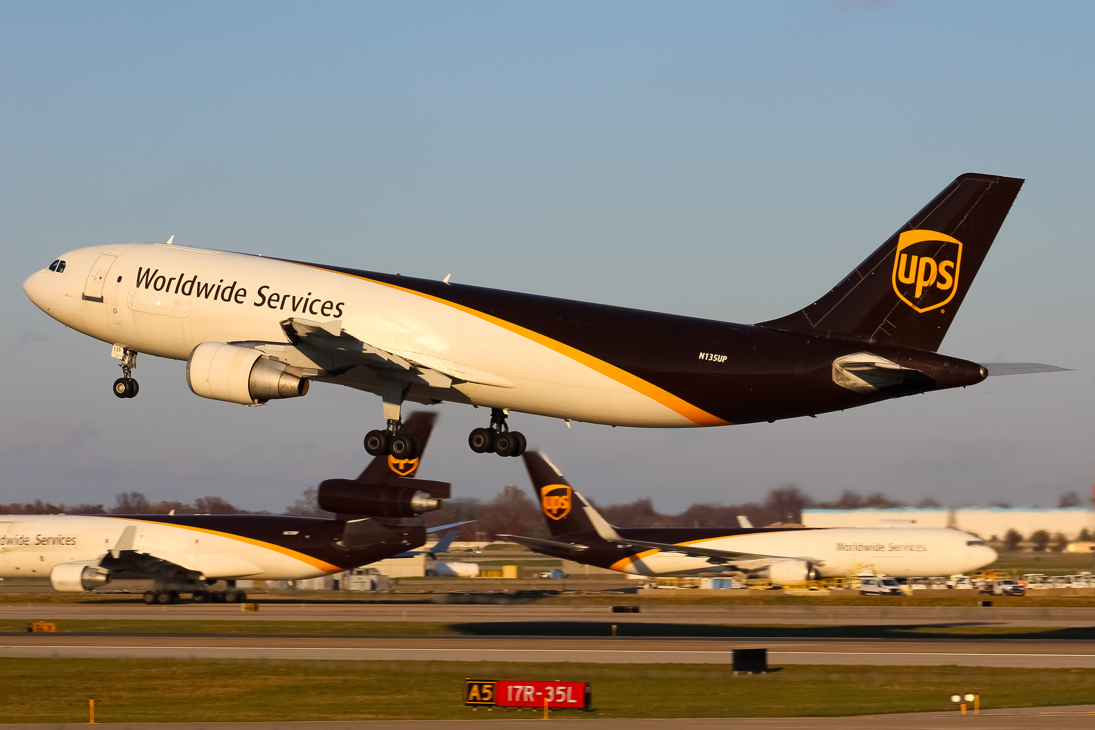 Full size: United Parcel Service Airbus A300-600 N135UP at Louisville Muhammad Ali International Airport