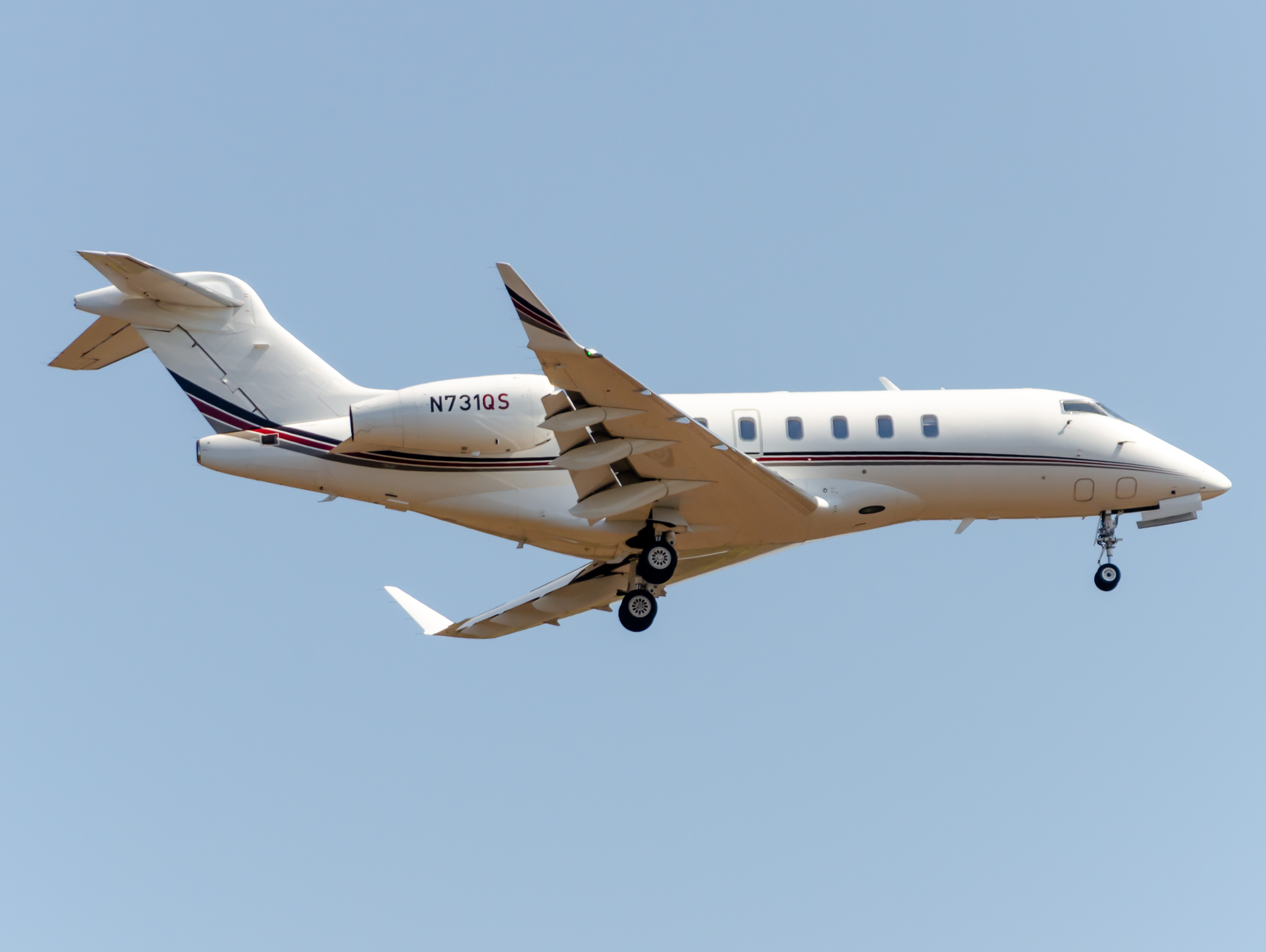 Full size: NetJets Bombardier Challenger 350  N371QS at Atlantic City International Airport