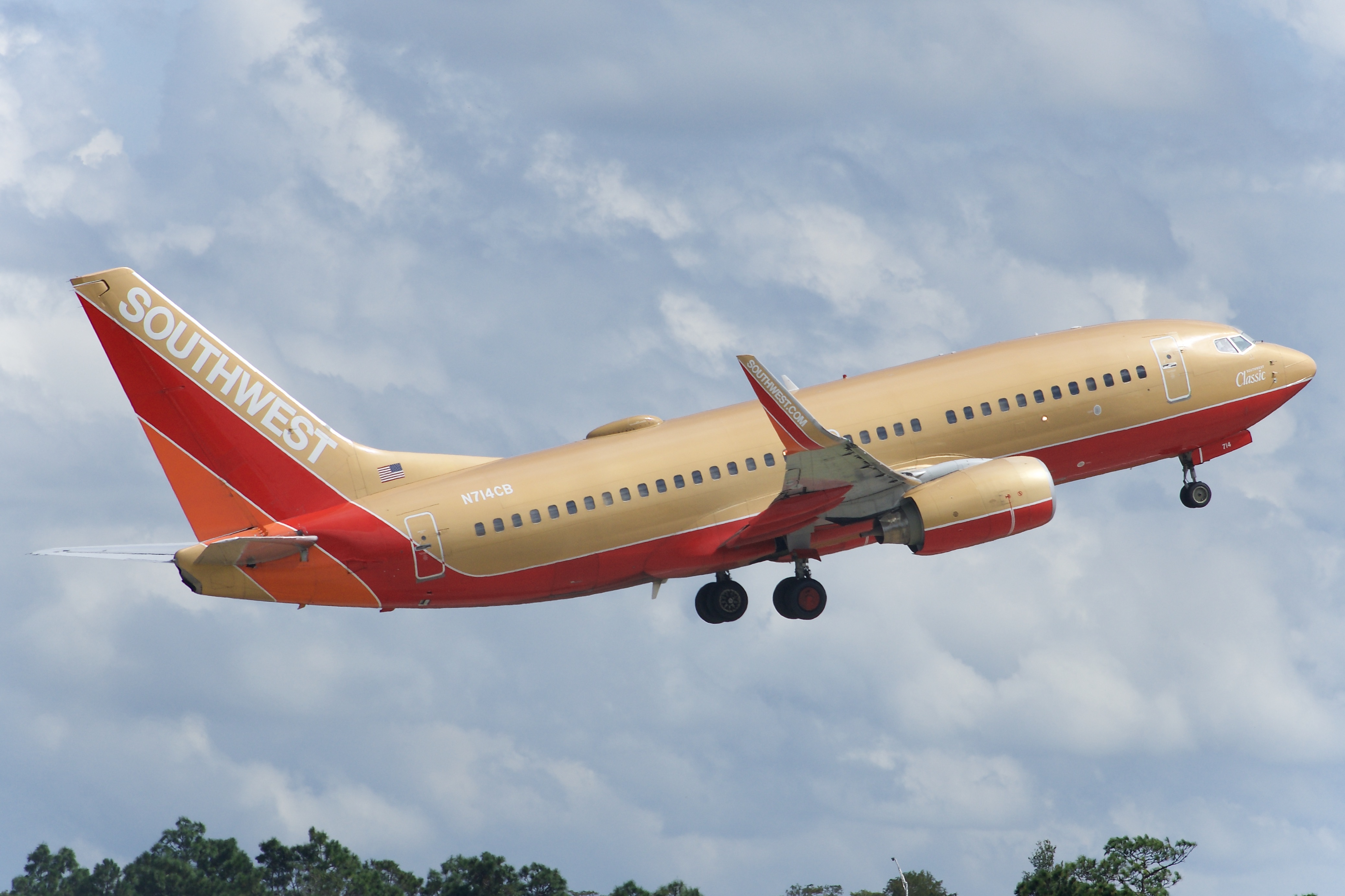 Full size: Southwest Airlines Boeing 737-700 N714CB at Orlando International Airport
