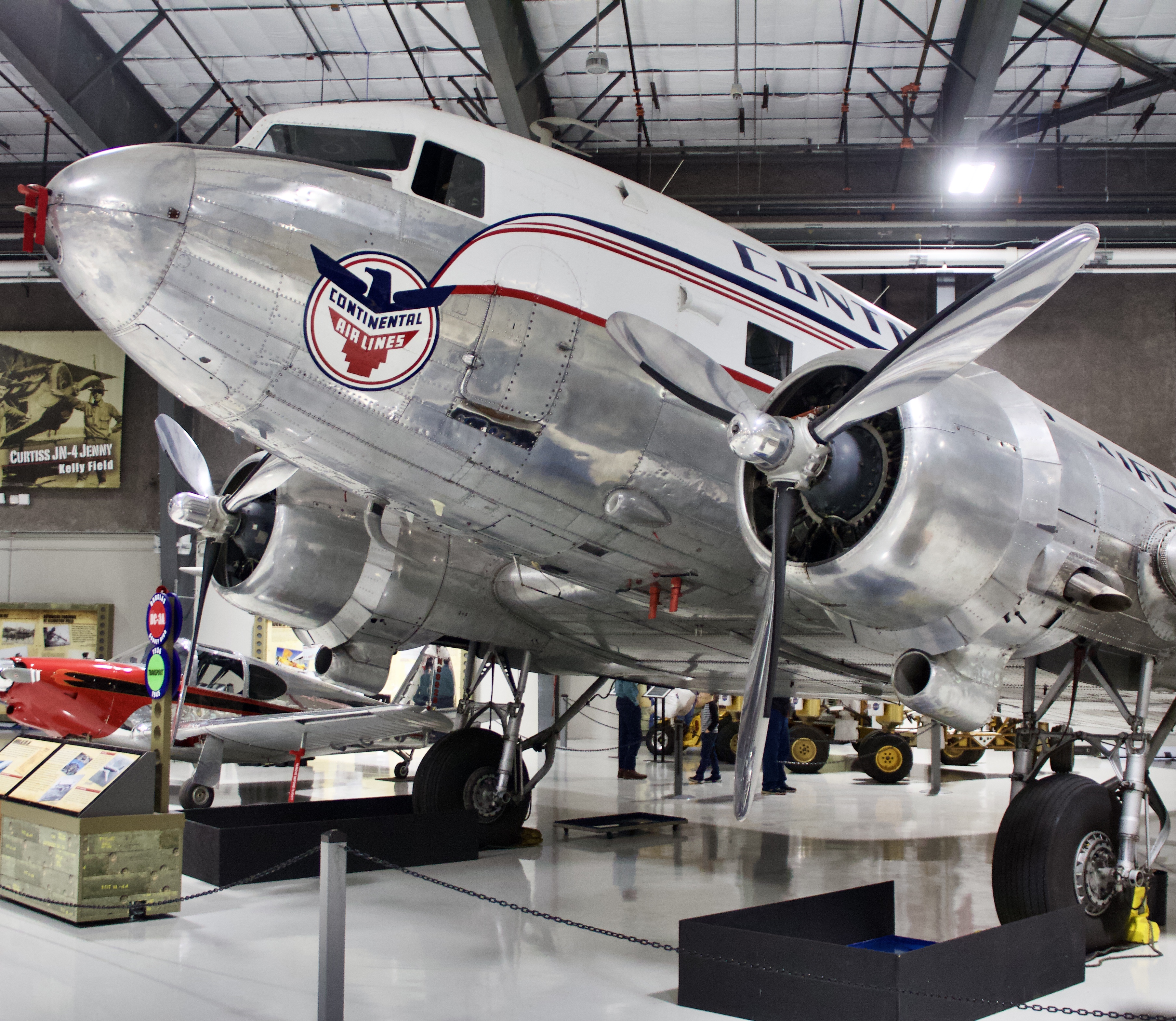 Full size: Continental Airlines Douglas DC-3A N25673 at Ellington Airport