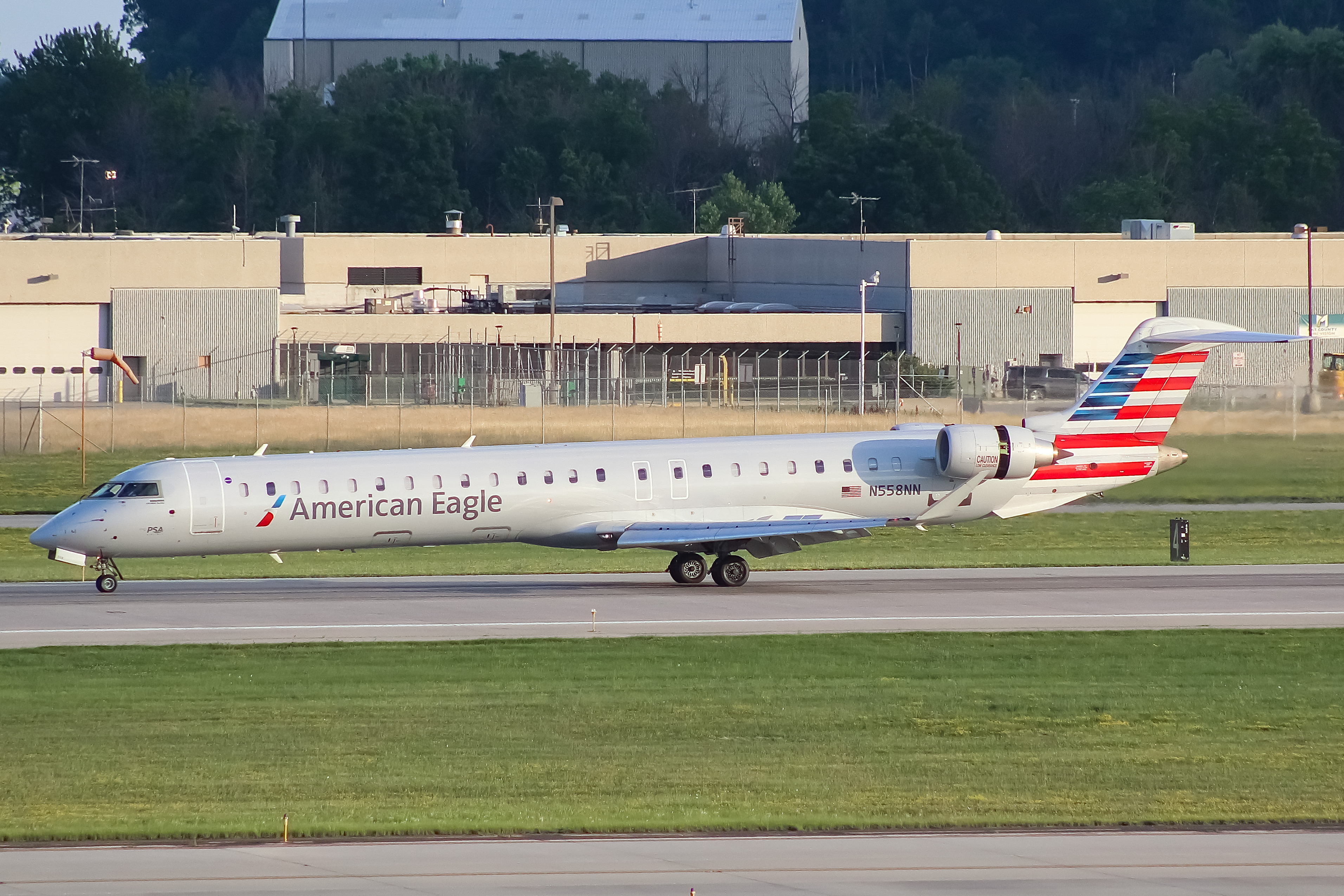 Full size: American Eagle Mitsubishi CRJ-900 N558NN at General Mitchell International Airport