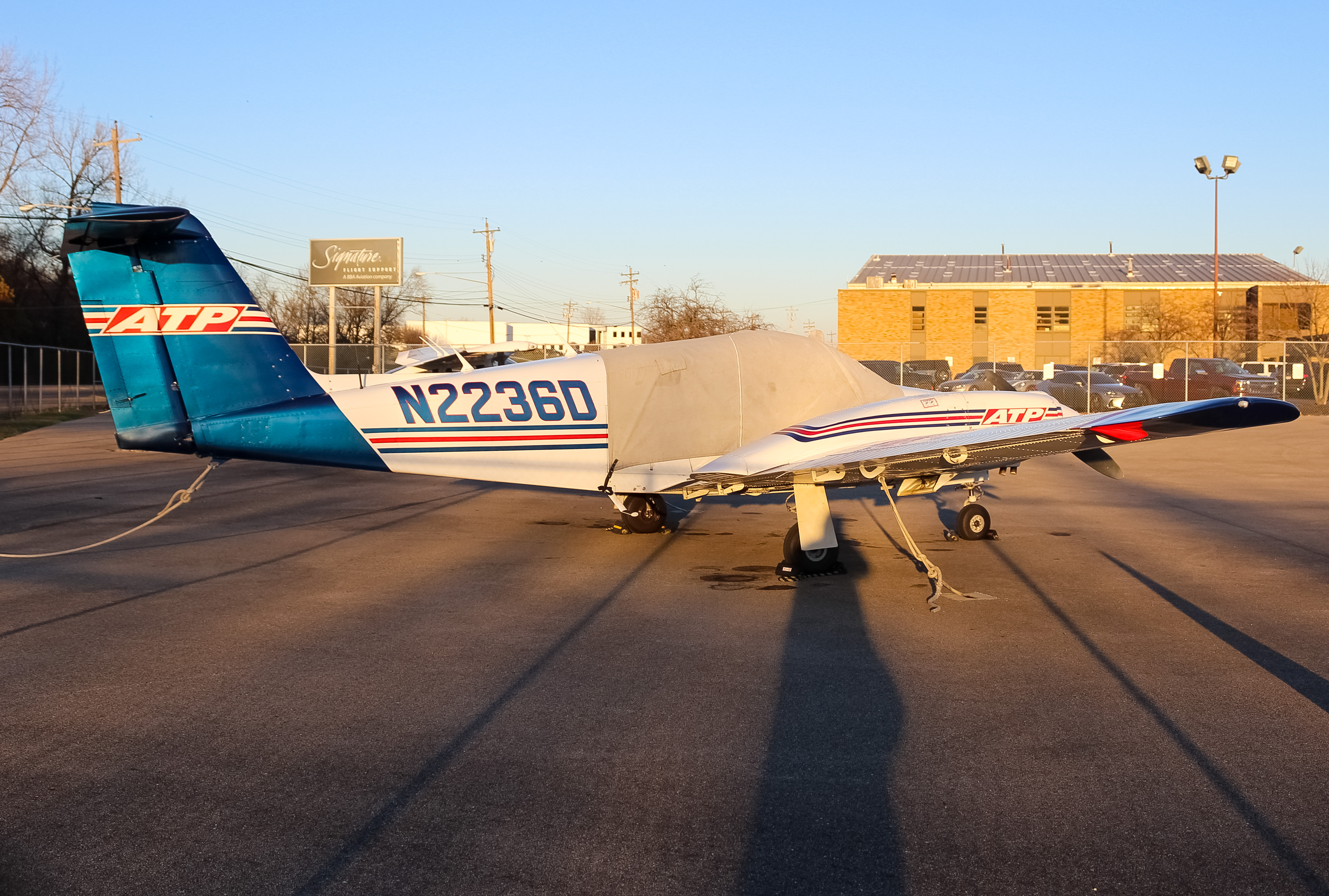 Full size: ATP Piper PA-44 N2236D at Cincinnati Municipal Airport/Lunken Field