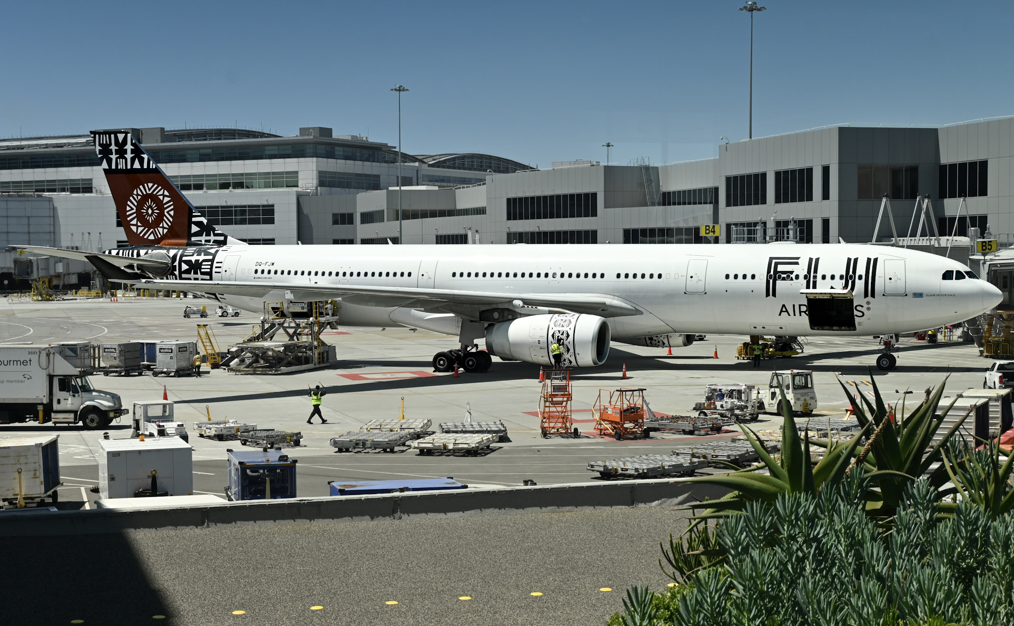 Full size: Fiji Airways Airbus A330-300 DQ-FJW at San Francisco International Airport