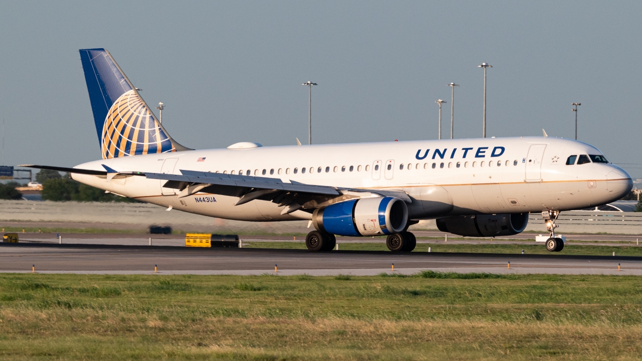 Full size: United Airlines Airbus A320 N443UA at Dallas-Fort Worth International Airport
